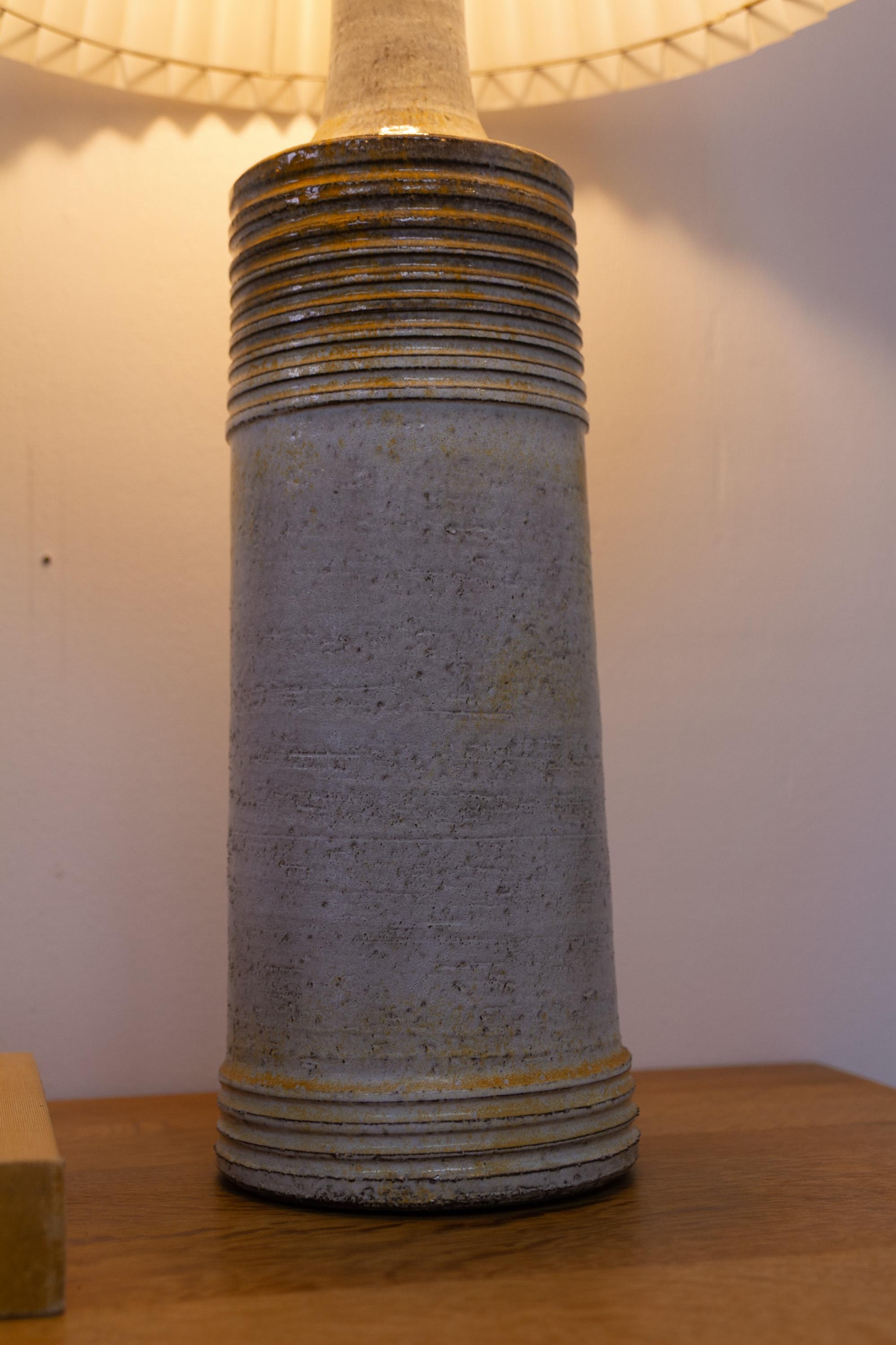 Grande lampe de table danoise en grès du milieu du siècle par Frimann, 1970. en vente 1