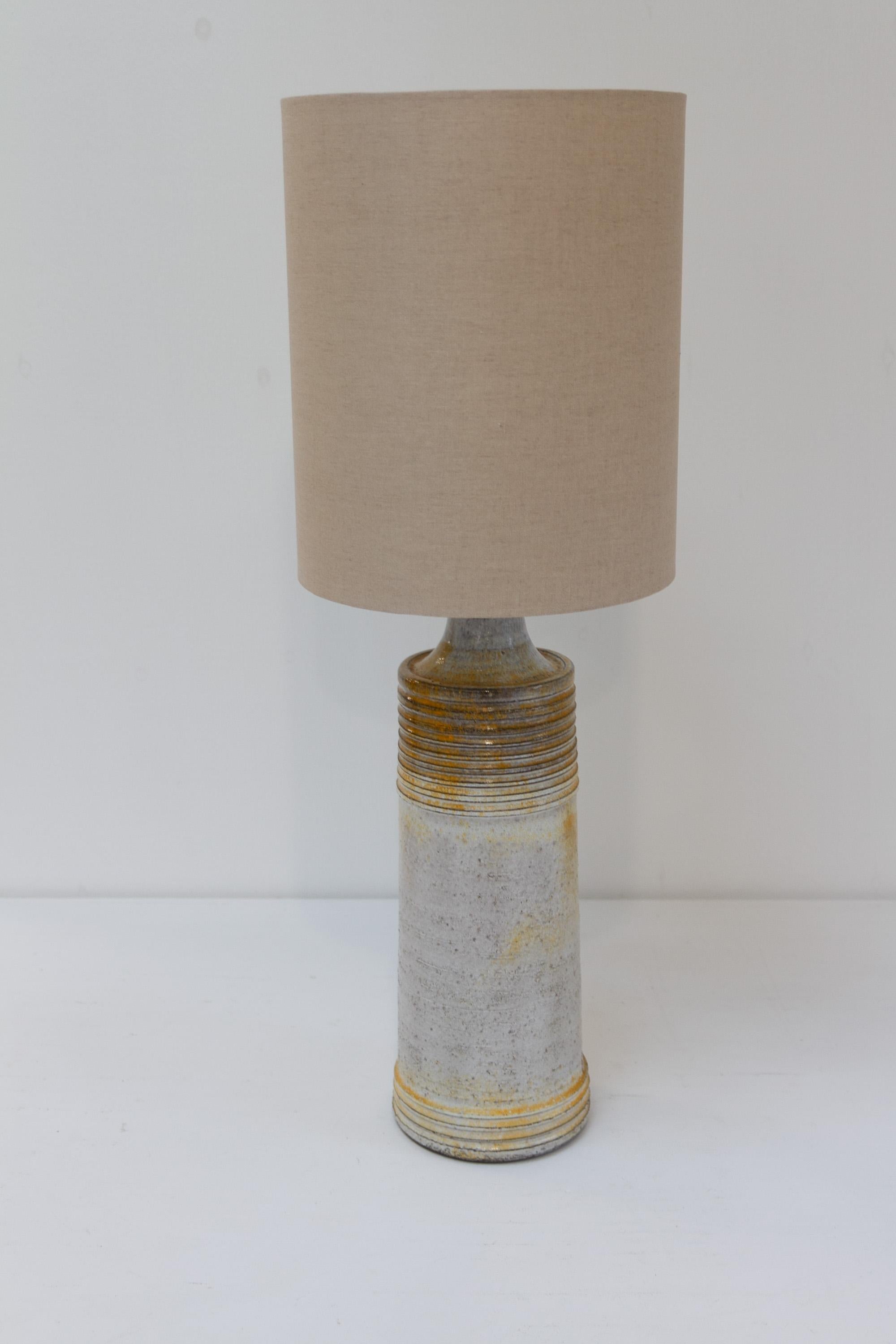 Grande lampe de table danoise en grès du milieu du siècle par Frimann, 1970. en vente 2