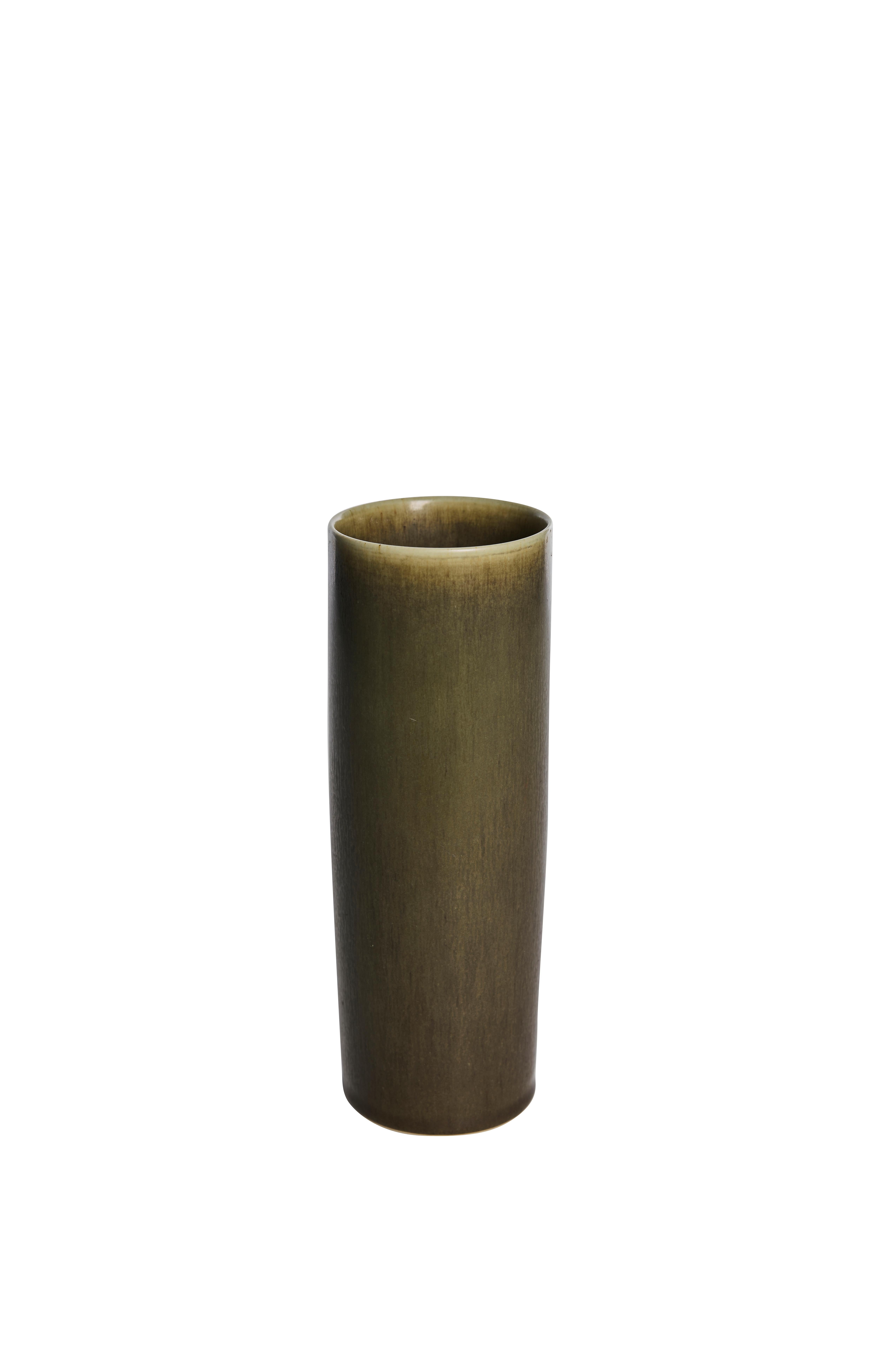 Elegant et understated, ce grand vase cylindrique en grès a été conçu par Per Linnemann-Schmidt pour Palshus, au Danemark, dans les années 1960. Réalisée dans la glaçure HaresFur caractéristique de Palshus, la surface présente de douces variations