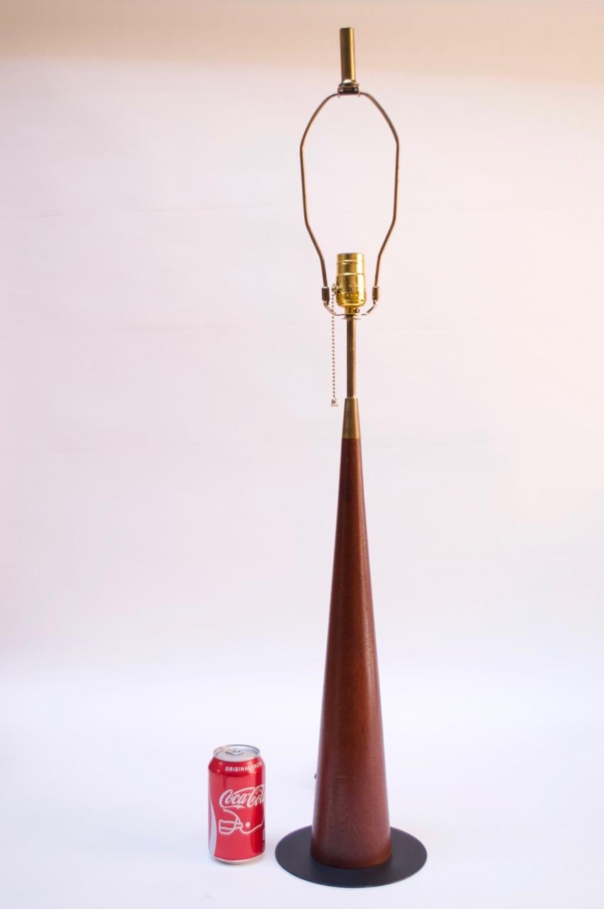 Große moderne dänische konische Tischlampe aus Teakholz und Messing (Moderne der Mitte des Jahrhunderts) im Angebot