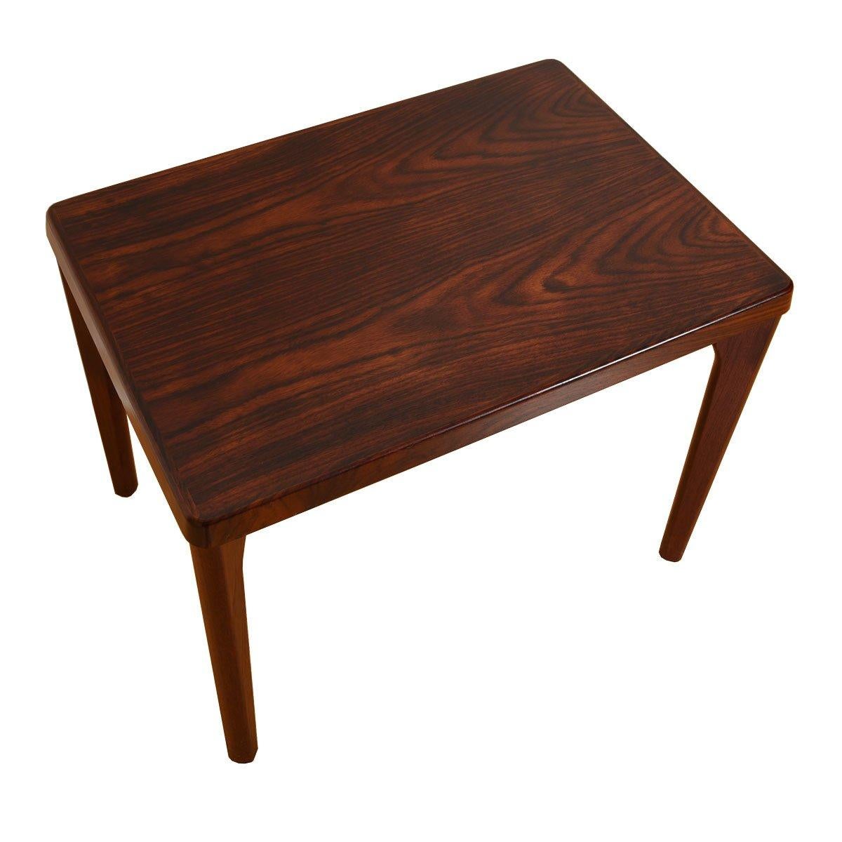 Der Tisch ist aus Palisanderholz mit abgewinkelten Beinen, die sich von der rechteckigen Platte mit abgerundeter Kante aus verjüngen. Hat schöne Figuration, die auf der Tischplatte und Randstreifen hervorgehoben wird.



*Aus Zeit- und