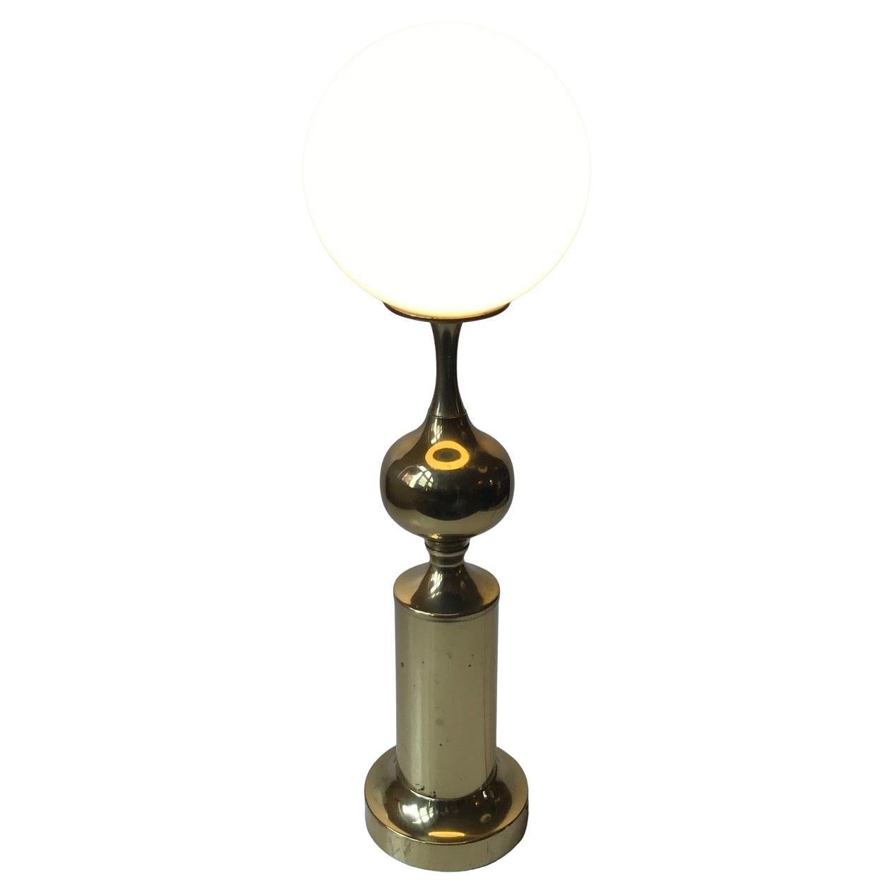 Lampada da tavolo dalla composizione semplice della danese ABO - Metal Arts Studios. Prodotta e progettata nei primi anni '70, lo stile di questa lampada ricorda Hans-Agne Jakobsson e Michael Anastassiades.

Per gli Stati Uniti. Viene fornito con un