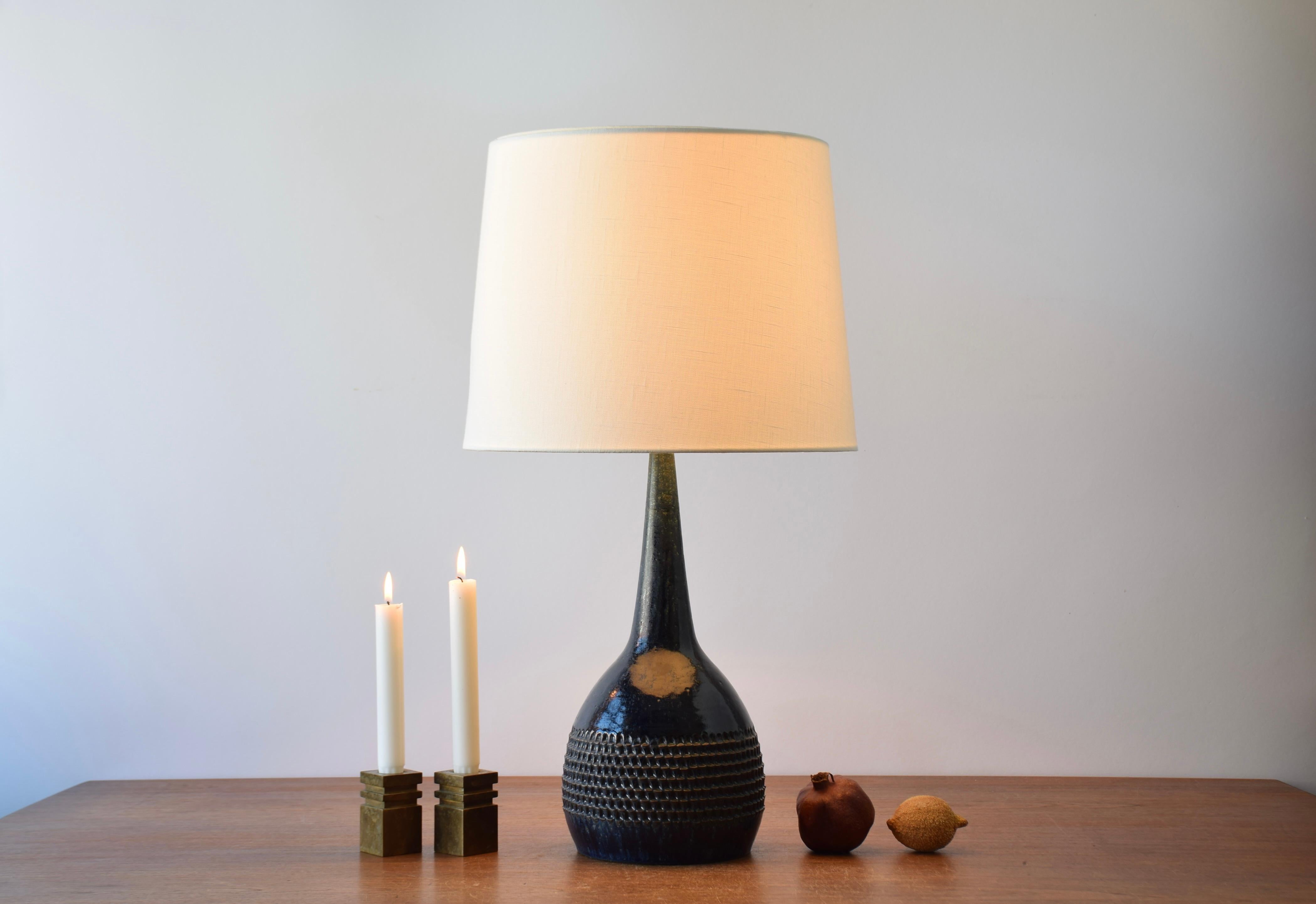 Tall and rare sculptural midcentury Danish ceramic table lamp designed by Per Linnemann-Schmidt for Palshus. Made circa 1960s. The shape of this Palshus lamp as well as the glaze color is very rare and unusual for Palshus.
The lamp is made from
