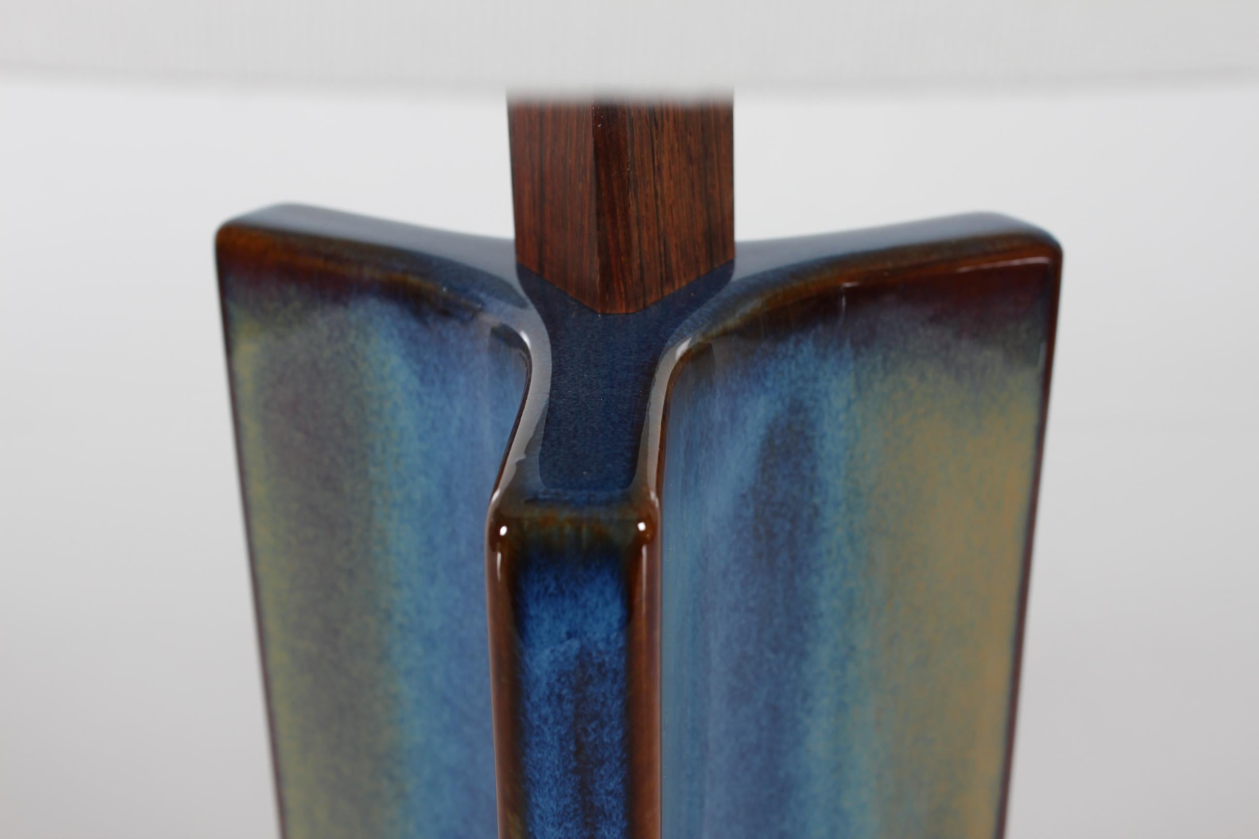 Hohe und skulpturale Tischleuchte von Søholm Stentøj, Dänemark, um 1960.
Die Lampe ist in einer schönen Palette von Blau-, Braun- und Ockerfarben glasiert.

Im Lieferumfang enthalten ist ein neuer, in Dänemark entworfener und hergestellter