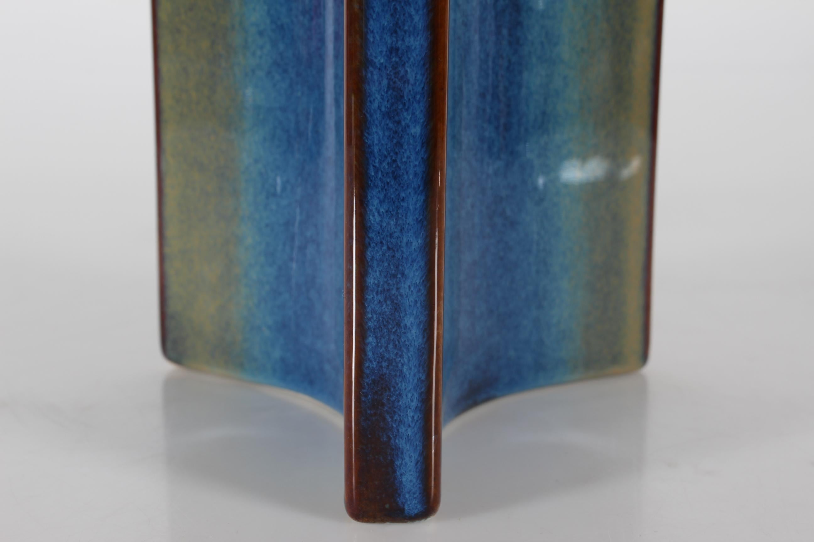Hohe dänische skulpturale Keramik-Tischlampe mit blauer Glasur, hergestellt von Søholm, 1960er Jahre (Moderne der Mitte des Jahrhunderts) im Angebot