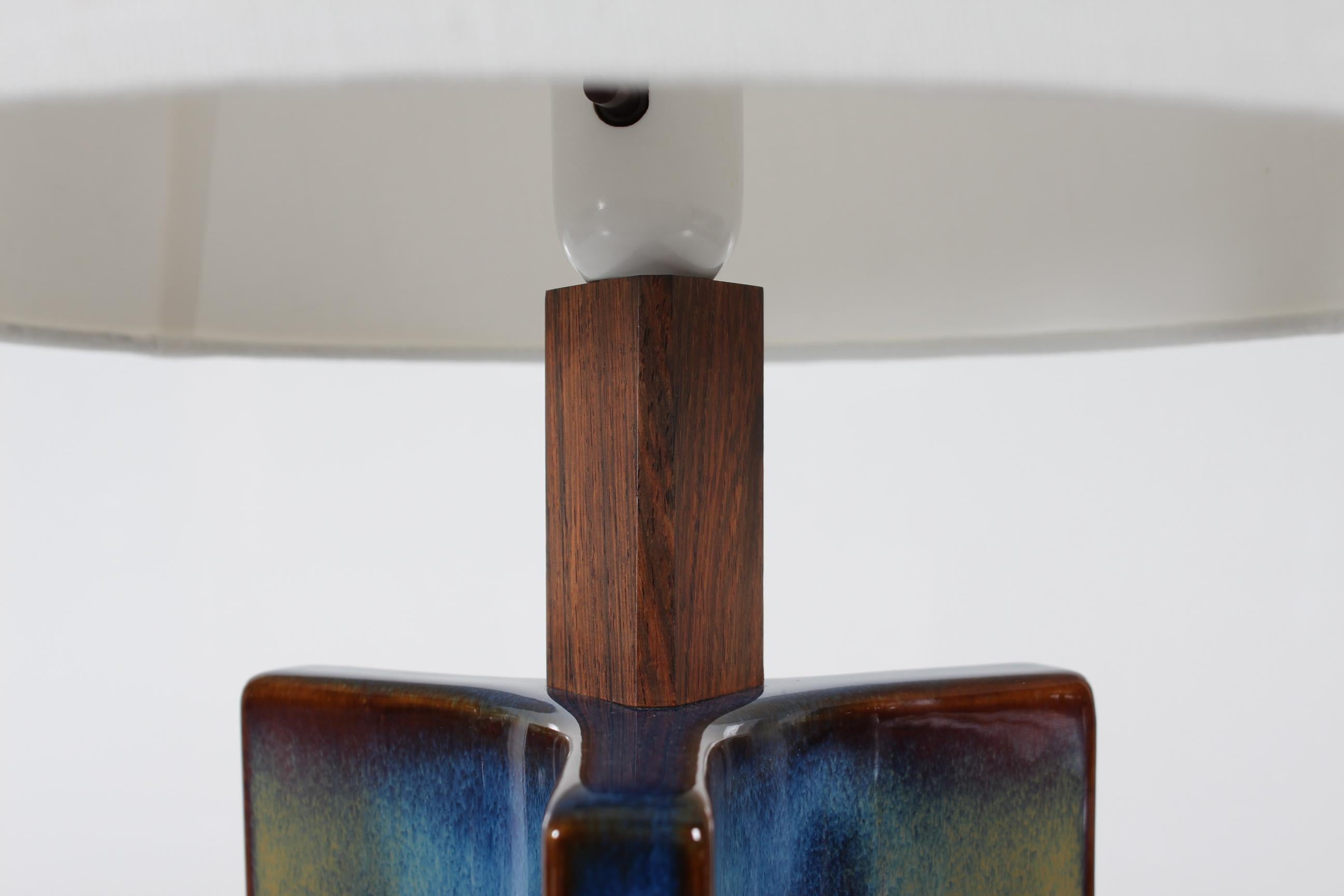Hohe dänische skulpturale Keramik-Tischlampe mit blauer Glasur, hergestellt von Søholm, 1960er Jahre (Dänisch) im Angebot