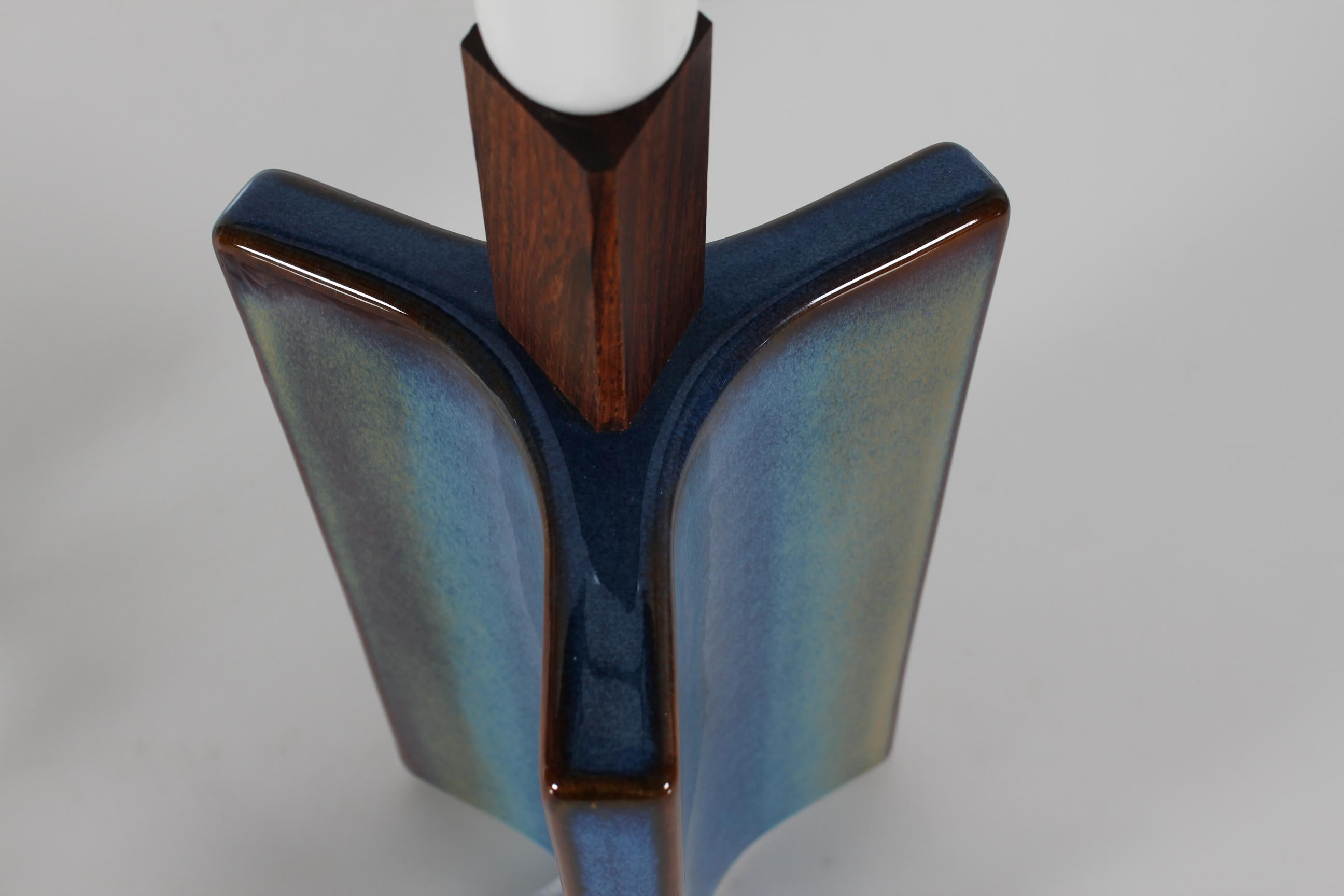 Hohe dänische skulpturale Keramik-Tischlampe mit blauer Glasur, hergestellt von Søholm, 1960er Jahre (Mitte des 20. Jahrhunderts) im Angebot