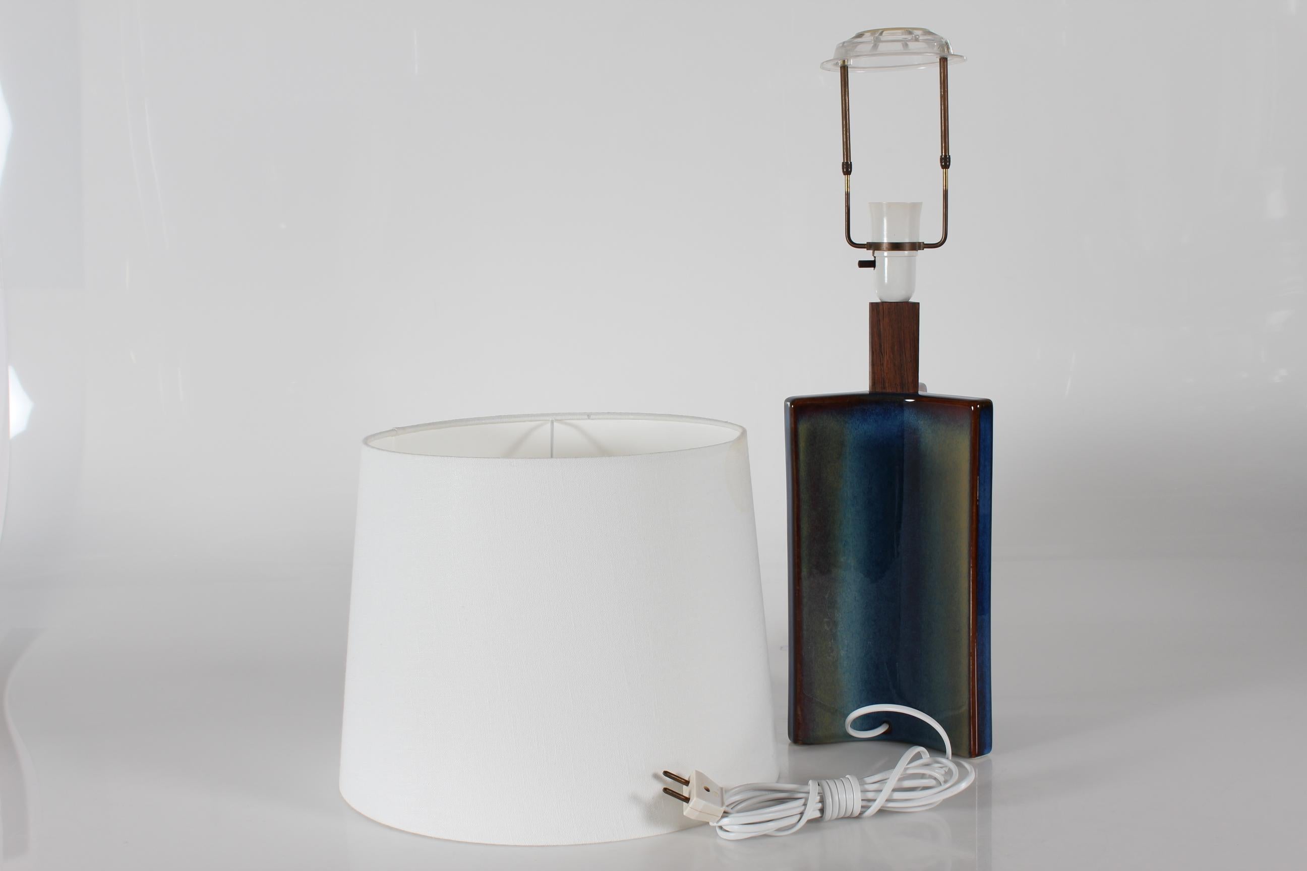 Hohe dänische skulpturale Keramik-Tischlampe mit blauer Glasur, hergestellt von Søholm, 1960er Jahre im Angebot 1