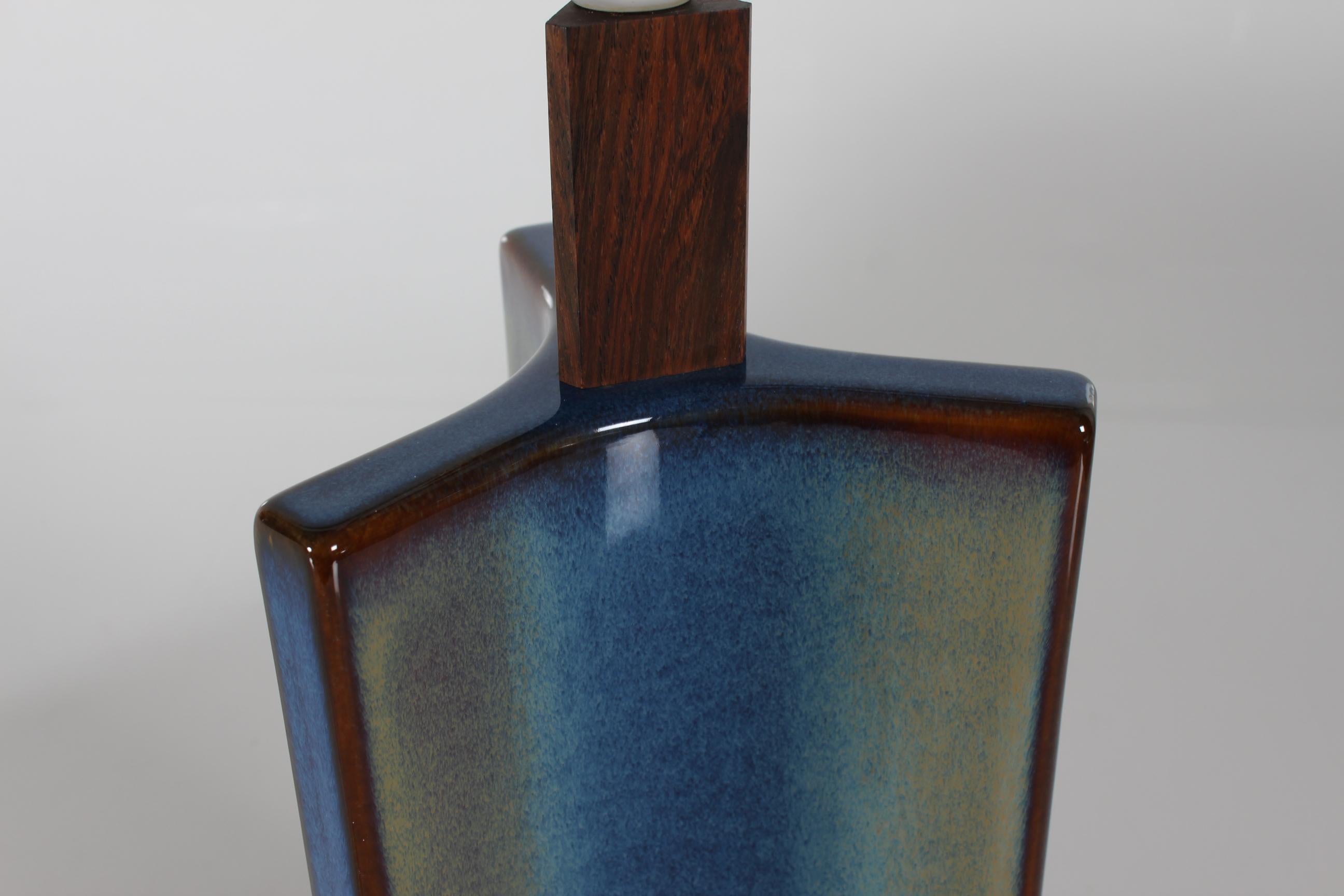 Hohe dänische skulpturale Keramik-Tischlampe mit blauer Glasur, hergestellt von Søholm, 1960er Jahre im Angebot 2