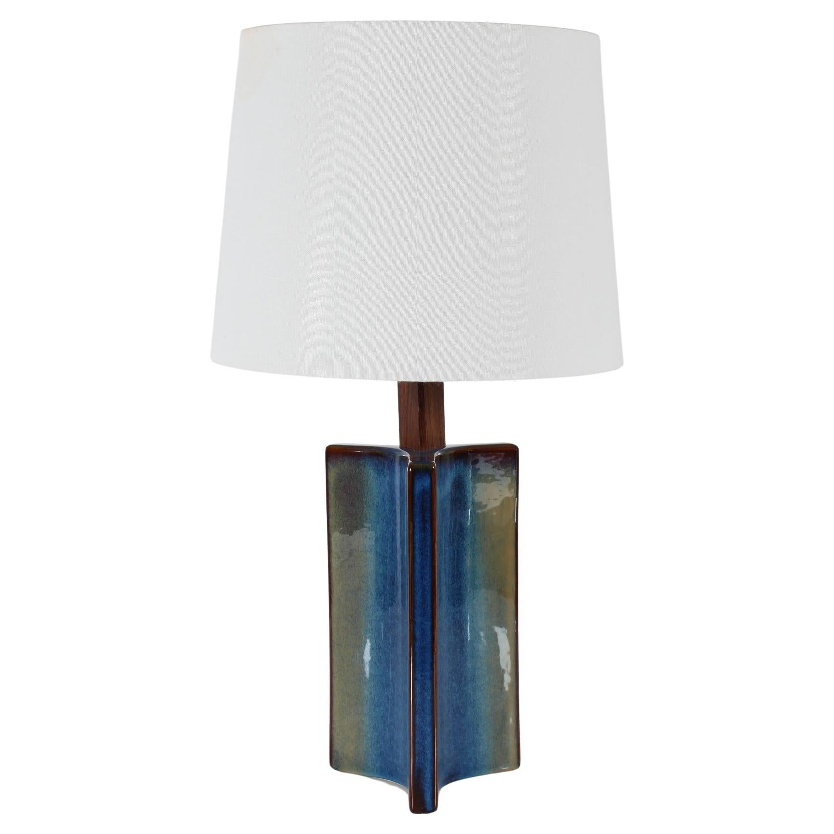 Hohe dänische skulpturale Keramik-Tischlampe mit blauer Glasur, hergestellt von Søholm, 1960er Jahre im Angebot
