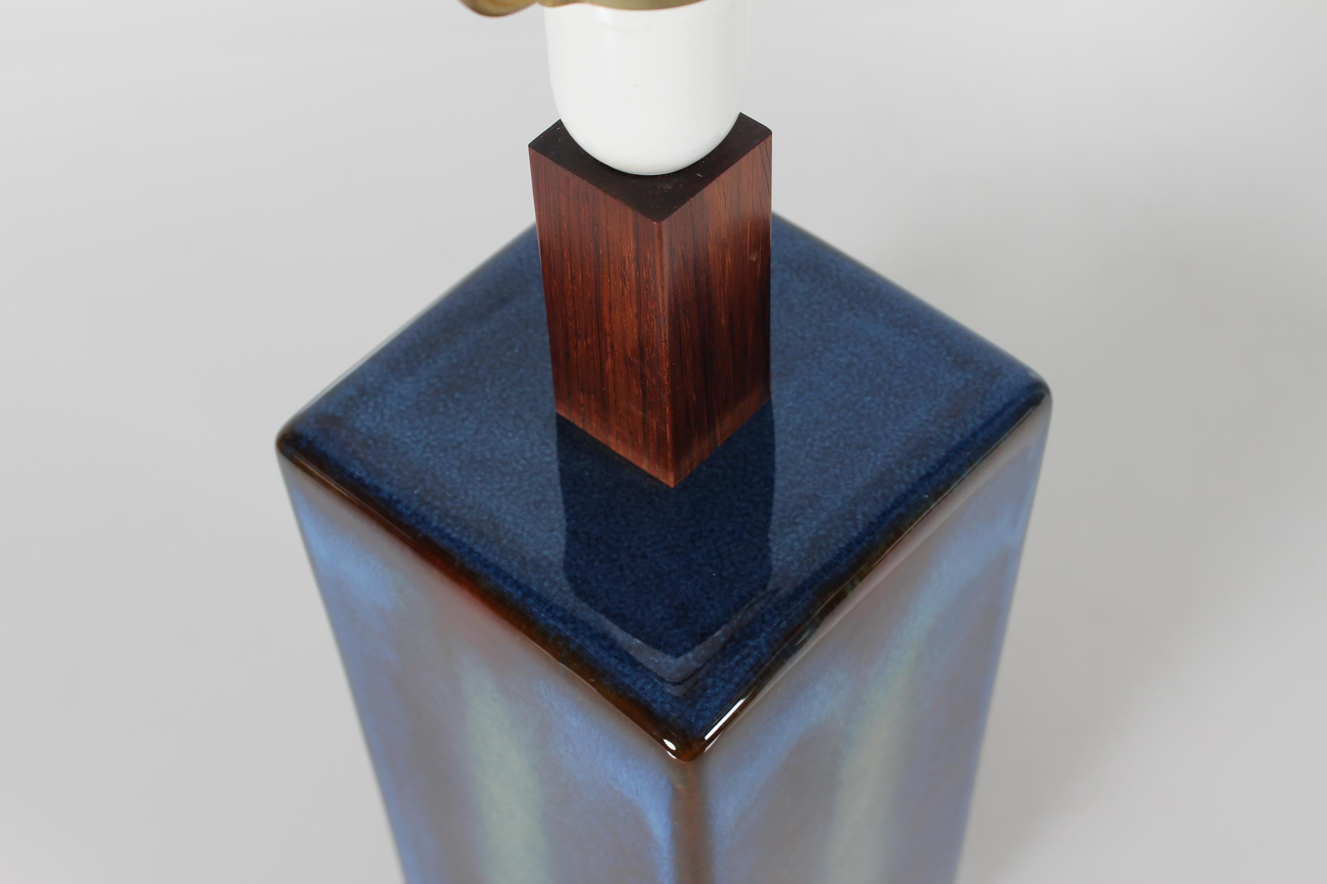 Tall Danish Sculptural Table Lamp with Glossy Dark Blue Glaze by Søholm  In Good Condition For Sale In Aarhus C, DK
