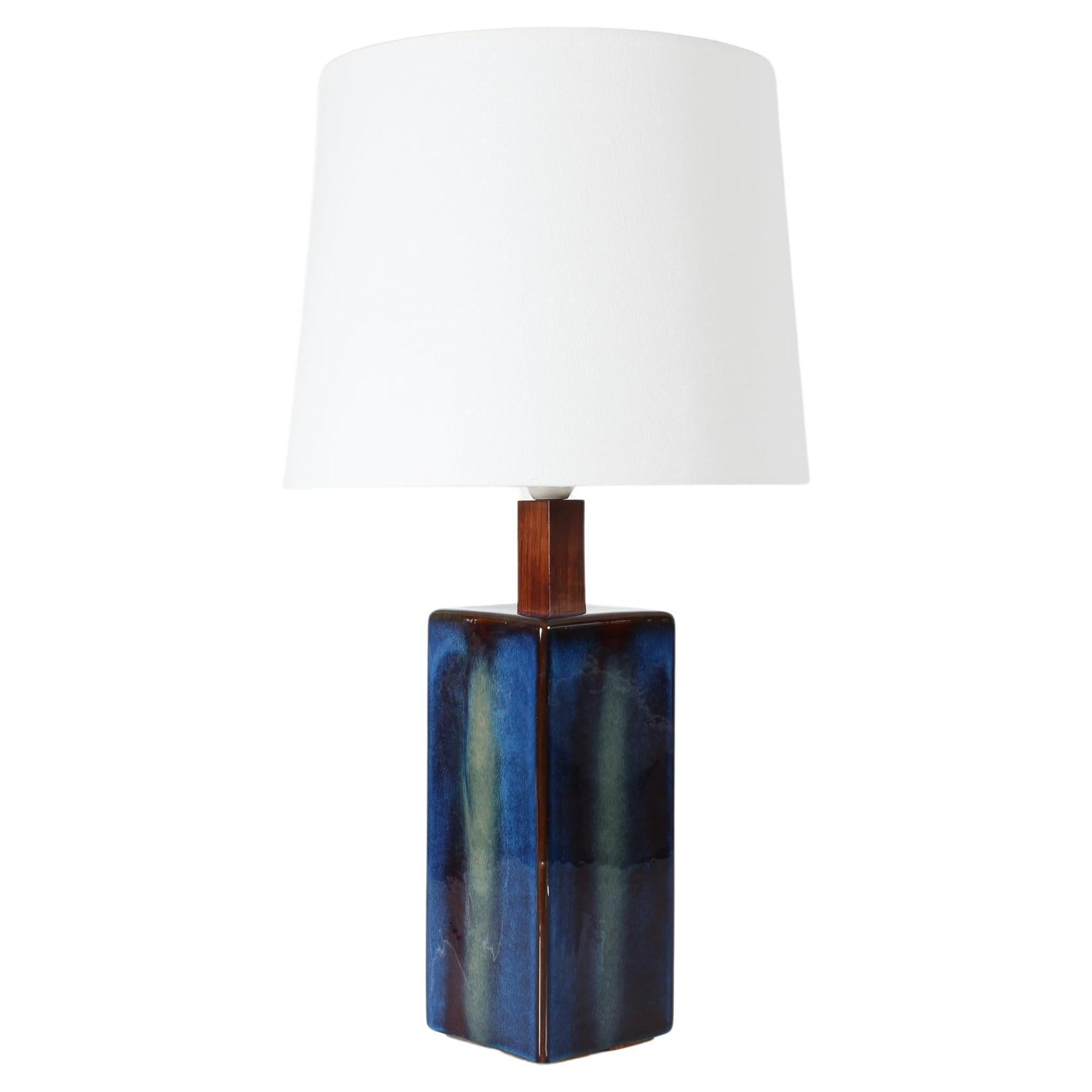 Grande lampe de table sculpturale danoise avec glaçure brillante bleu foncé-verte par Søholm 