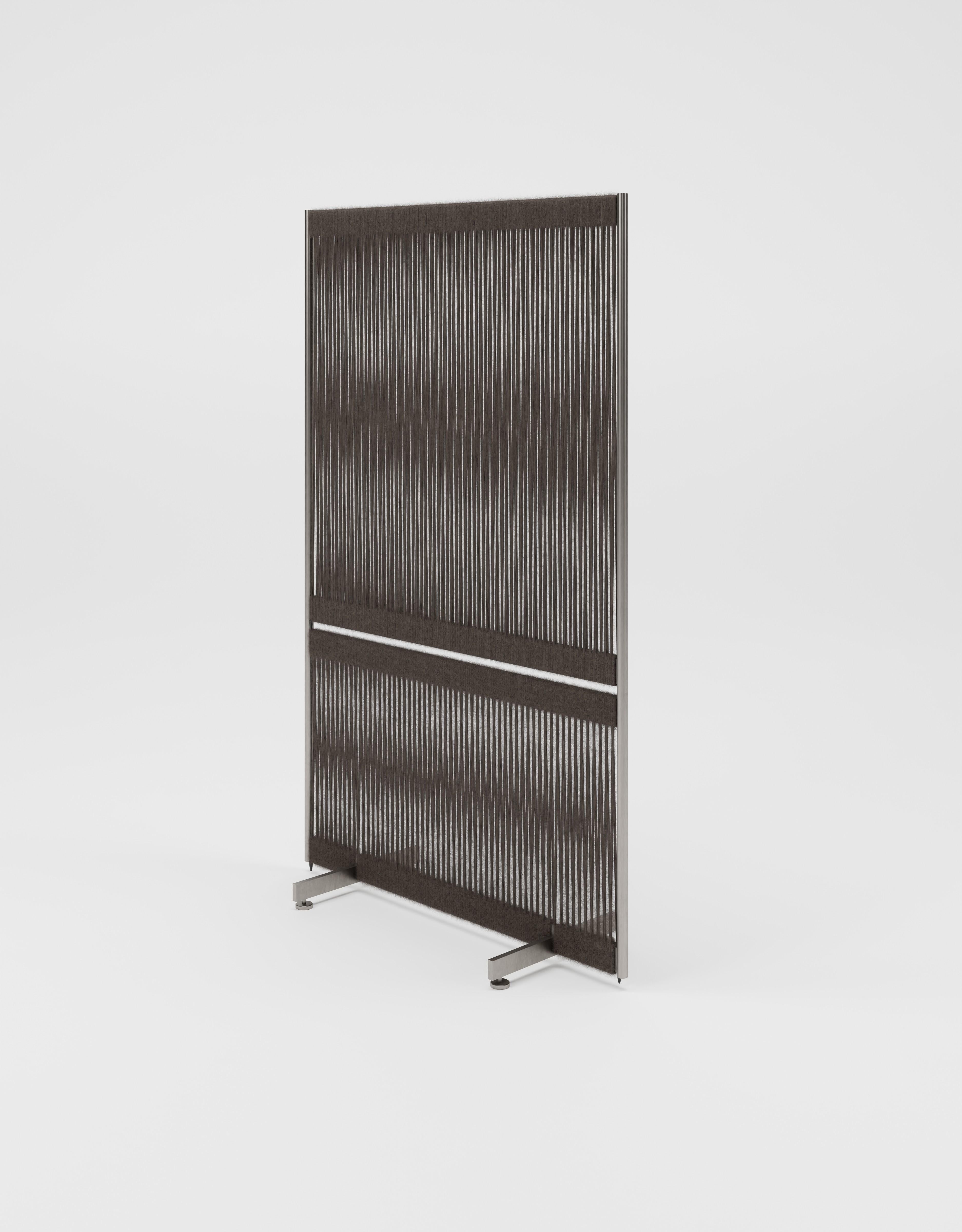 Divisorio alto grigio scuro Anto in acciaio e lana di Thorup Copenhagen
Dimensioni: H: 140 cm, L: 90 cm, P: 34 cm
Materiali: Acciaio inossidabile spazzolato I Rivestimento in lana della drizza della bandiera

Anto Room Divider è stato progettato da