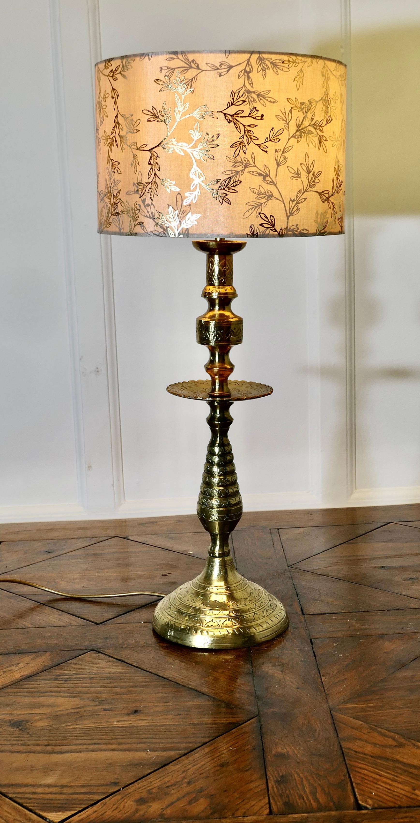 Grande lampe de table décorative en laiton

Il s'agit d'une lampe très attrayante, dotée d'une colonne de forme unique avec des gravures décoratives.
La lampe est en bon état, fonctionnant et avec une patine brillante, l'abat-jour est assorti à la
