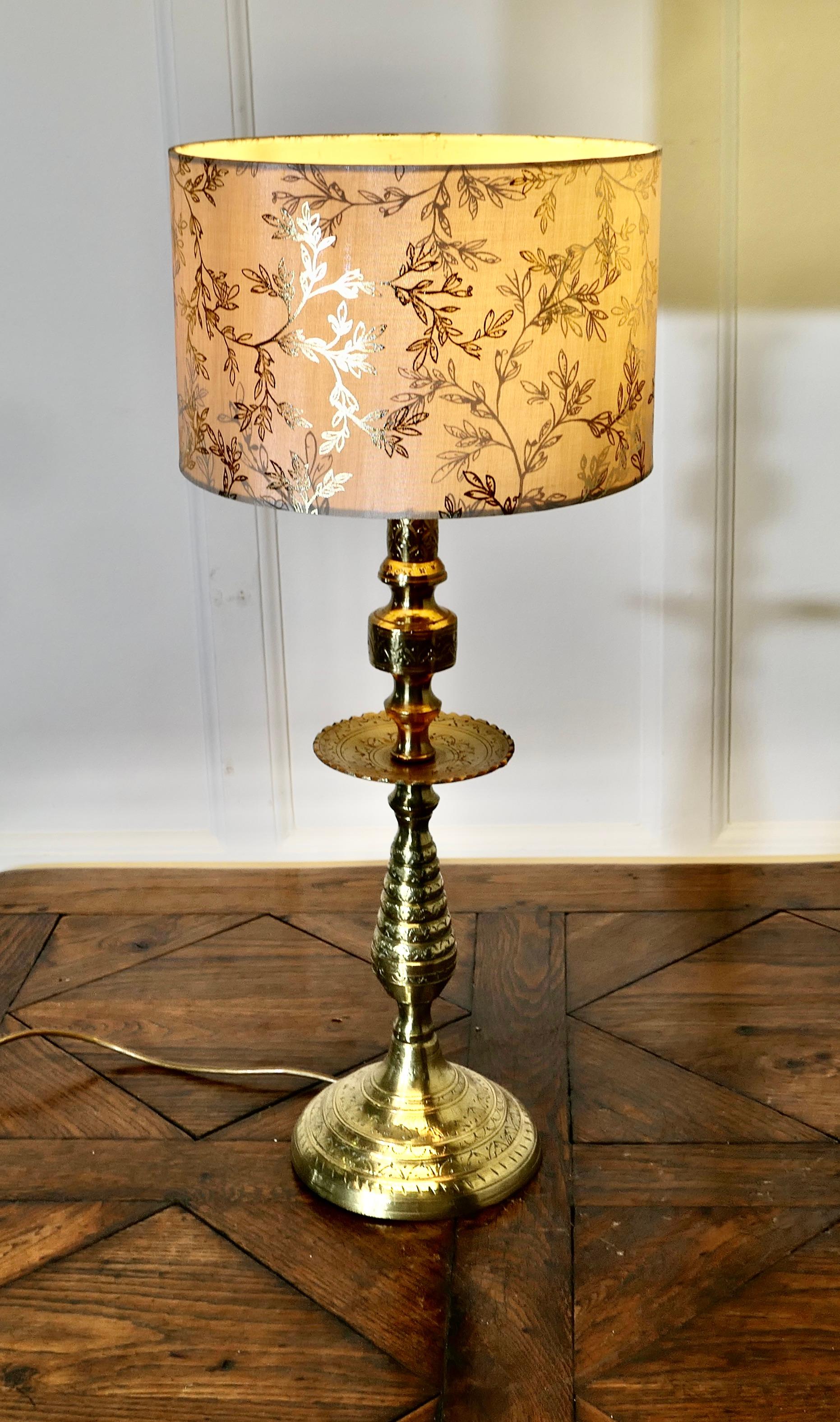 Grande lampe de table décorative en laiton  C'est une lampe très attrayante Bon état - En vente à Godshill, Isle of Wight