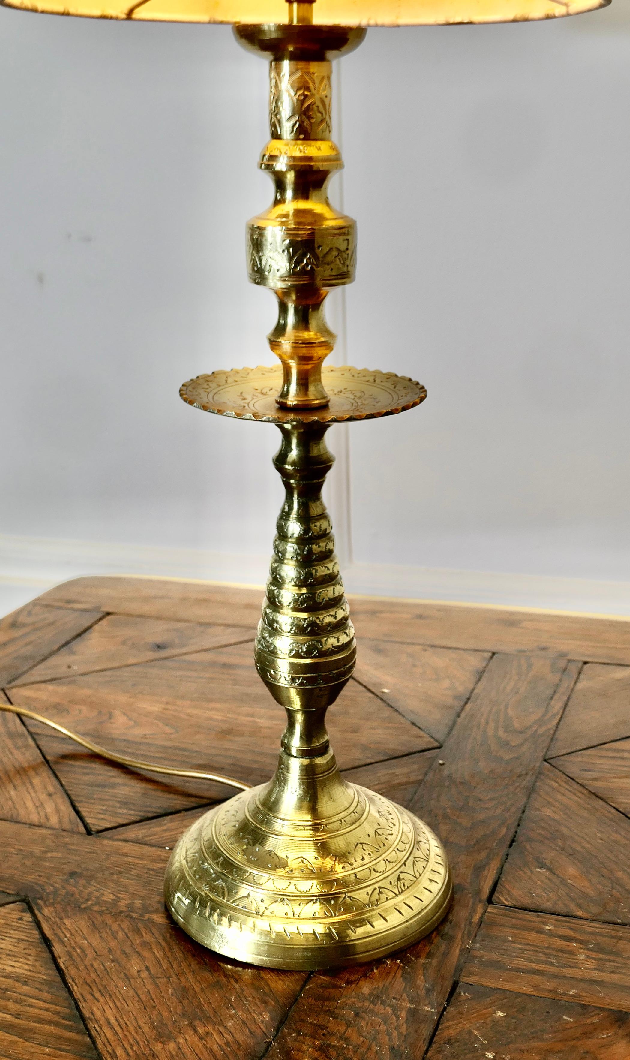 Milieu du XXe siècle Grande lampe de table décorative en laiton  C'est une lampe très attrayante en vente