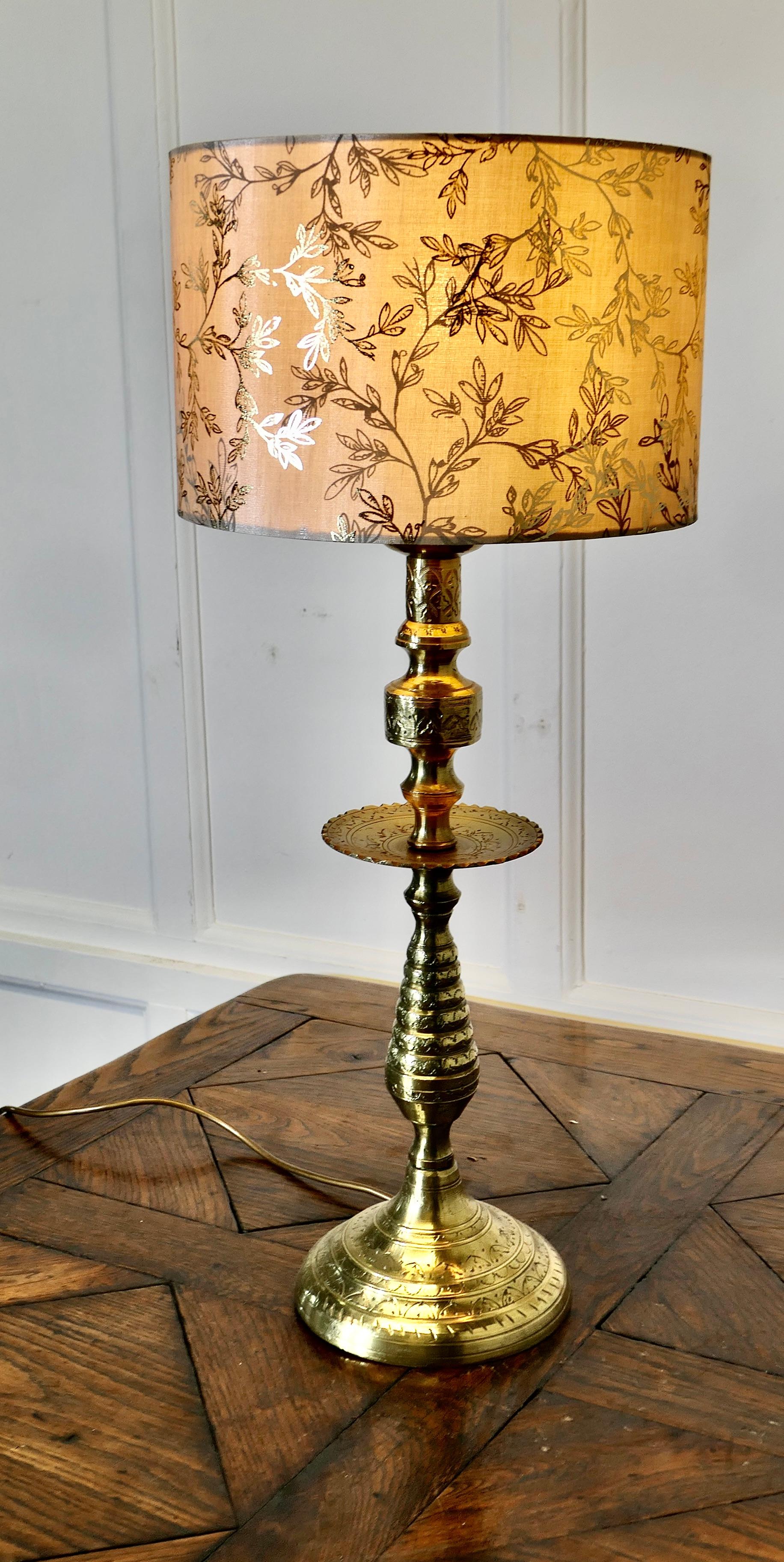 Laiton Grande lampe de table décorative en laiton  C'est une lampe très attrayante en vente