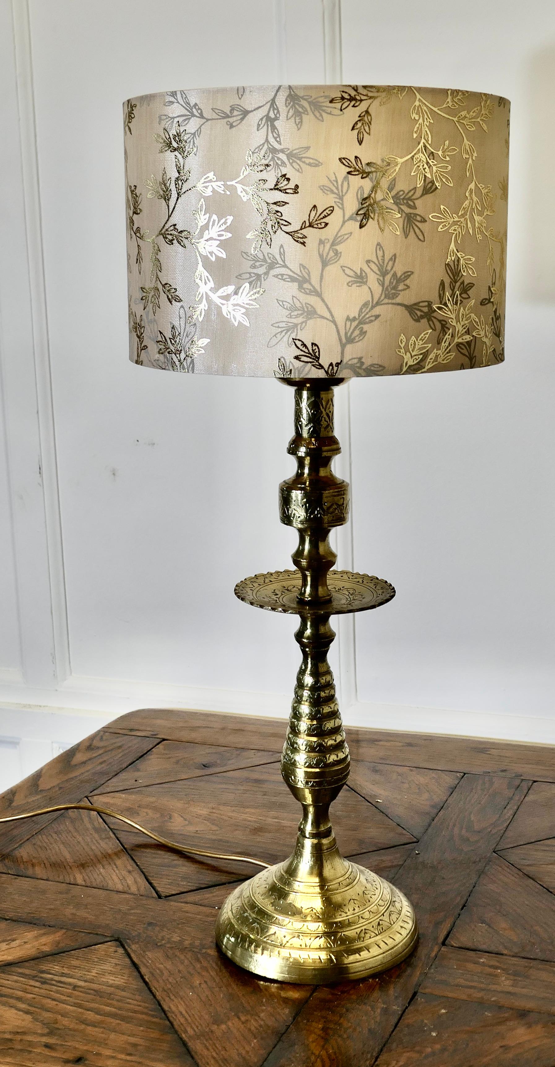 Grande lampe de table décorative en laiton  C'est une lampe très attrayante en vente 1