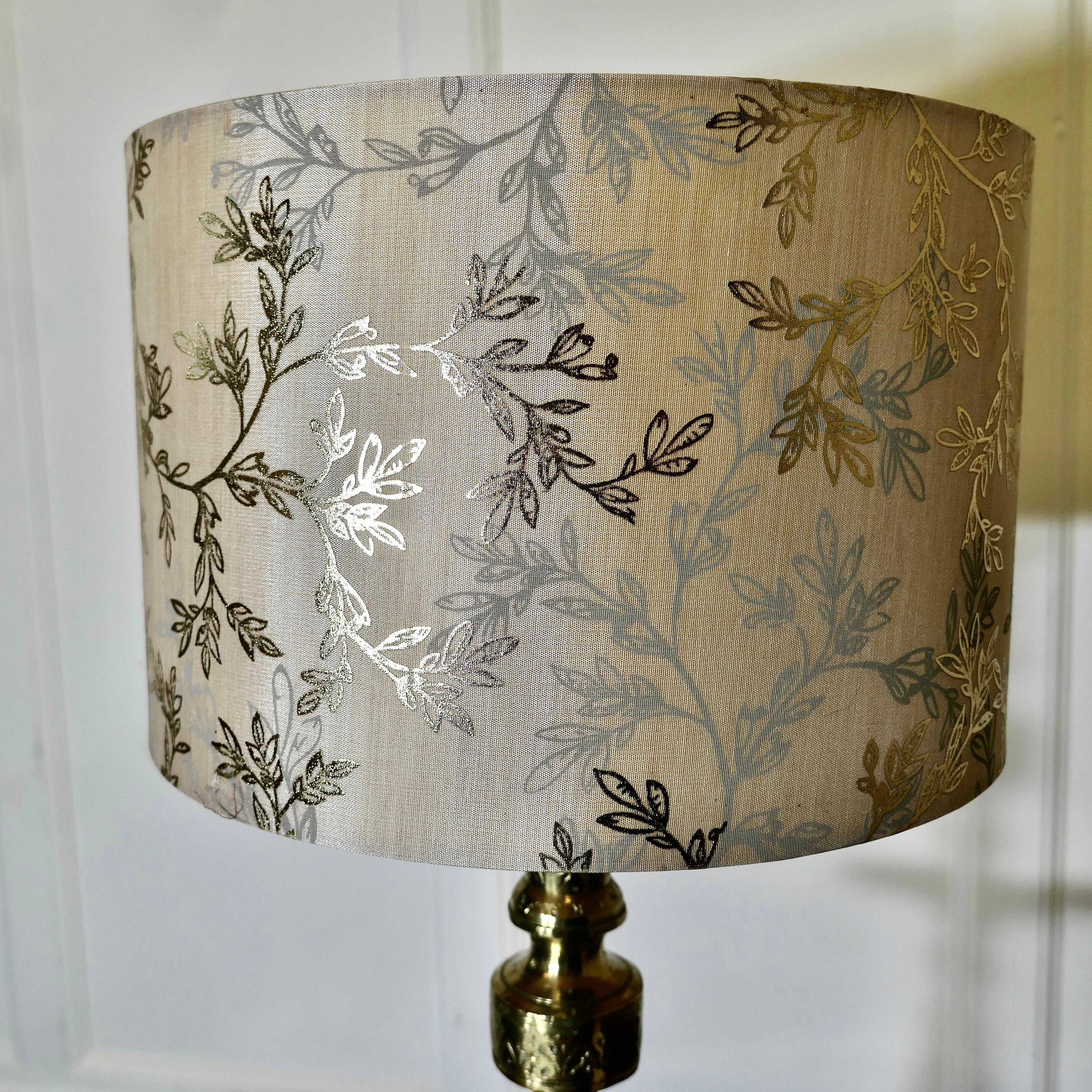 Grande lampe de table décorative en laiton  C'est une lampe très attrayante en vente 2
