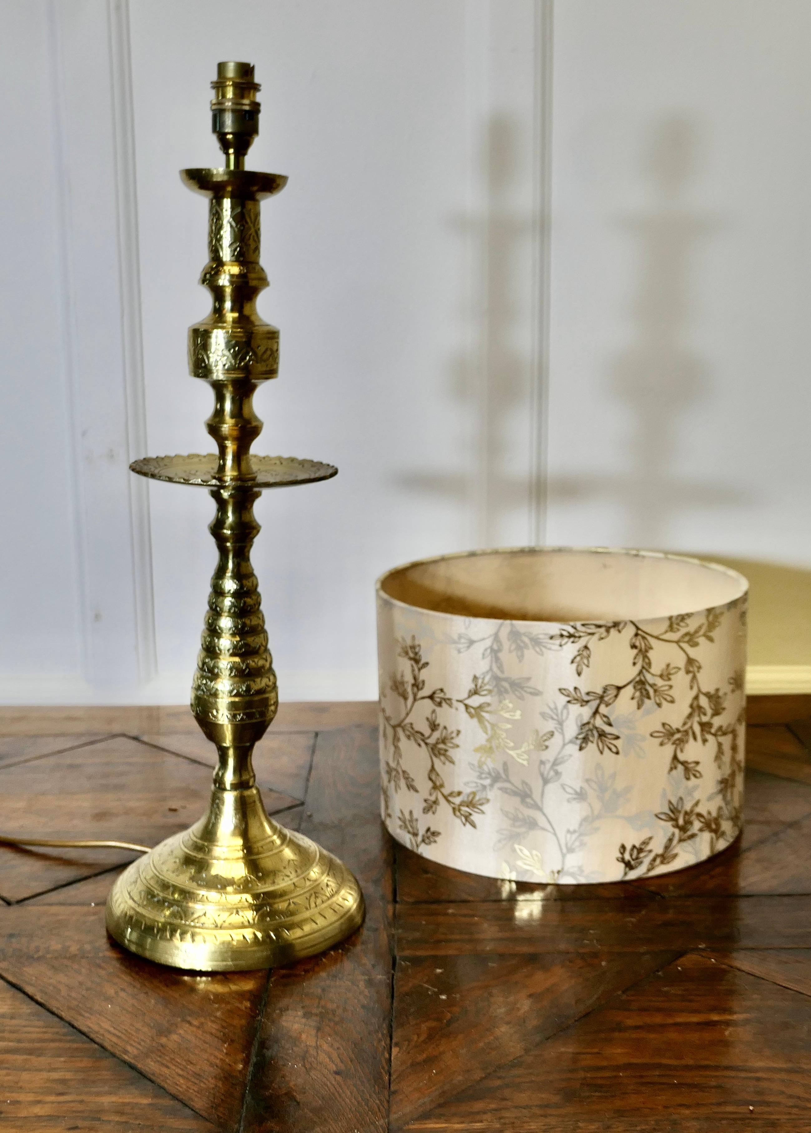 Grande lampe de table décorative en laiton  C'est une lampe très attrayante en vente 3