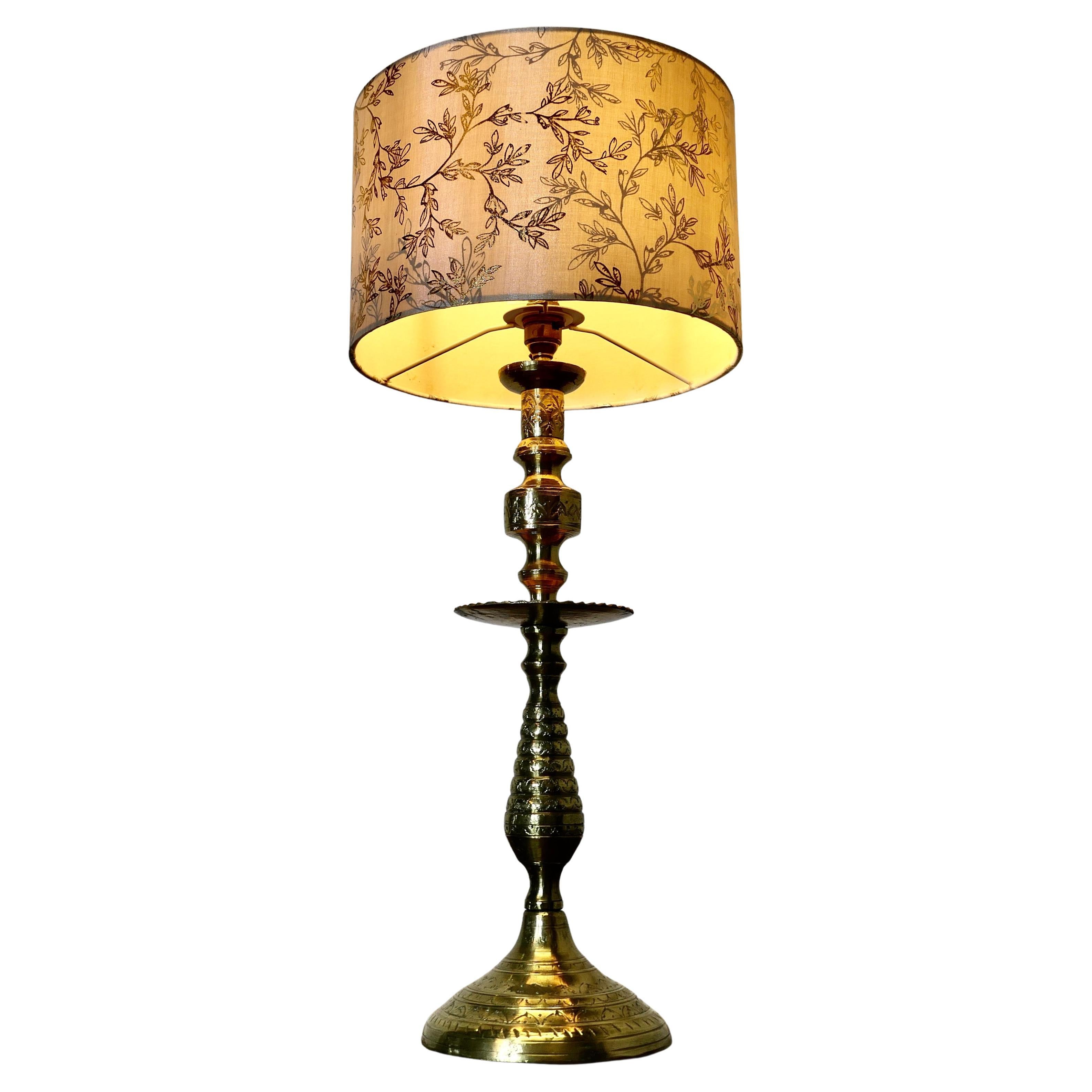 Grande lampe de table décorative en laiton  C'est une lampe très attrayante