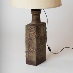 Grande lampe de bureau gris profond à motifs tourbillonnants en terre cuite, France, années 1970
