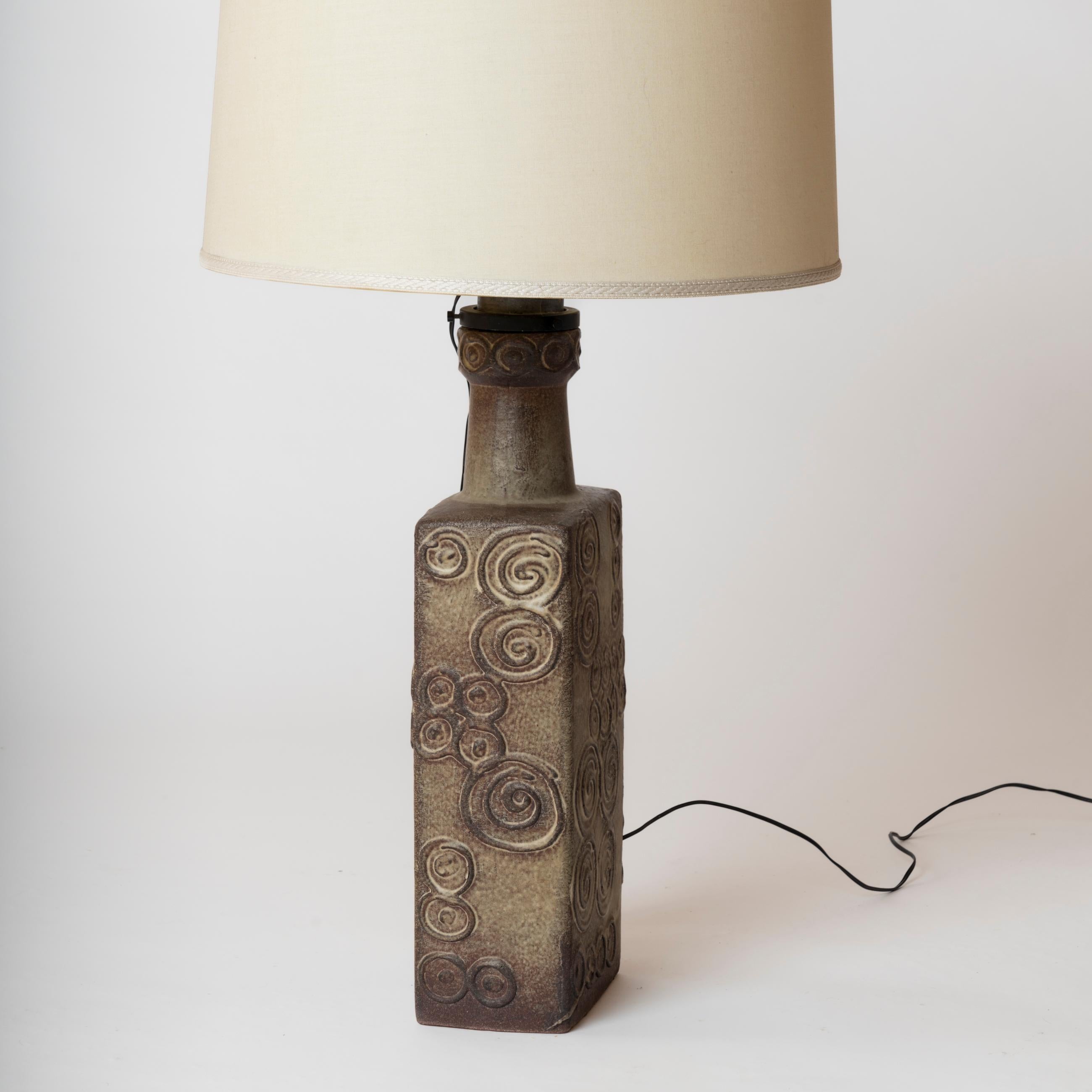 French Tall Deep Grey Swirl-Shaped Patterns Terracotta Table Lamp - France 1970's For Sale