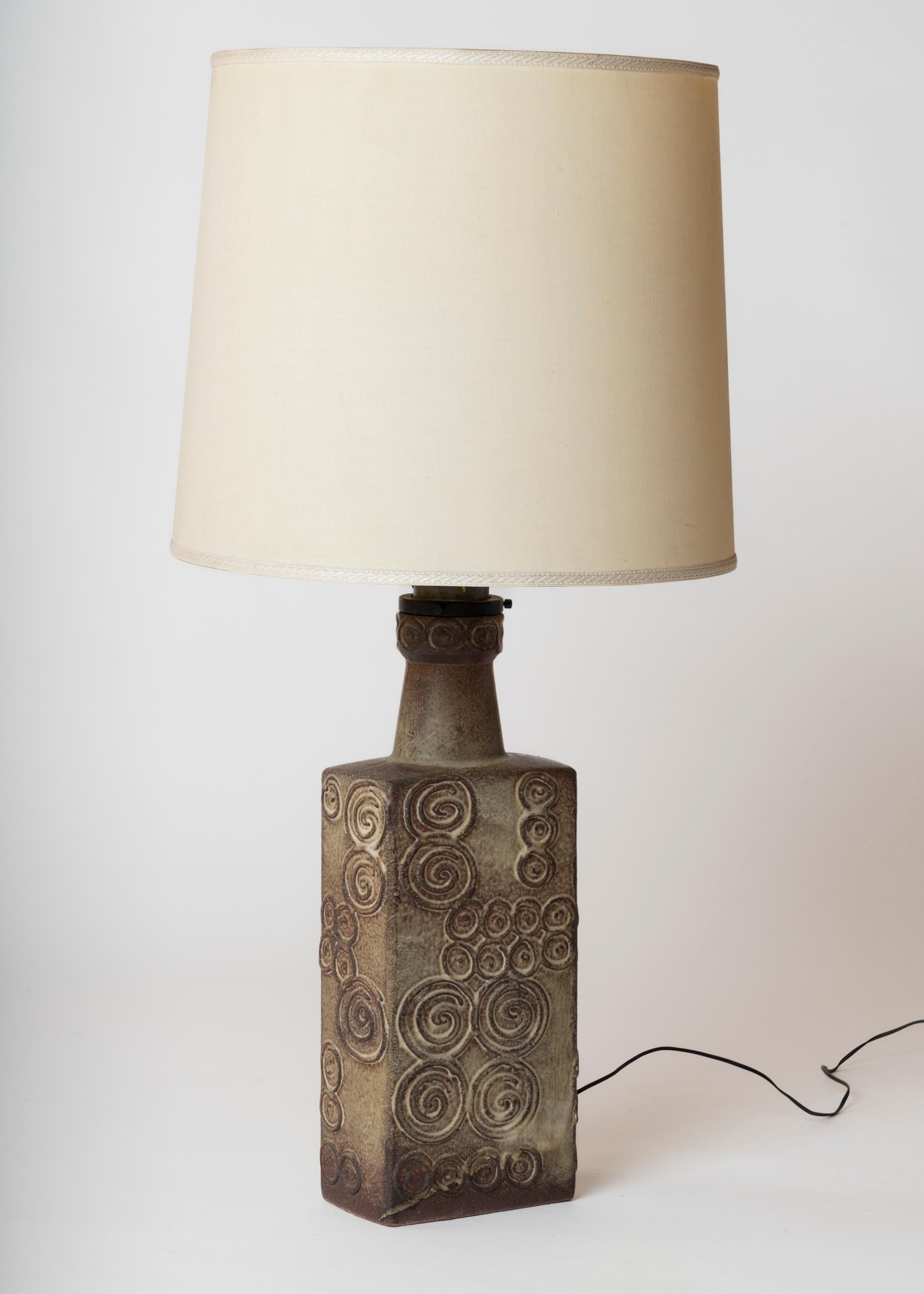 Tall Deep Grey Swirl-Shaped Patterns Terracotta Table Lamp - France 1970's In Fair Condition For Sale In New York, NY