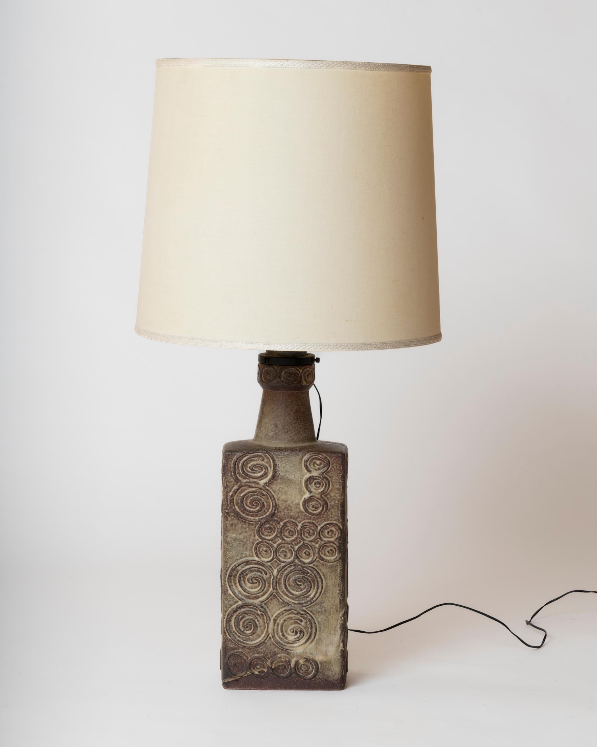 Late 20th Century Tall Deep Grey Swirl-Shaped Patterns Terracotta Table Lamp - France 1970's For Sale