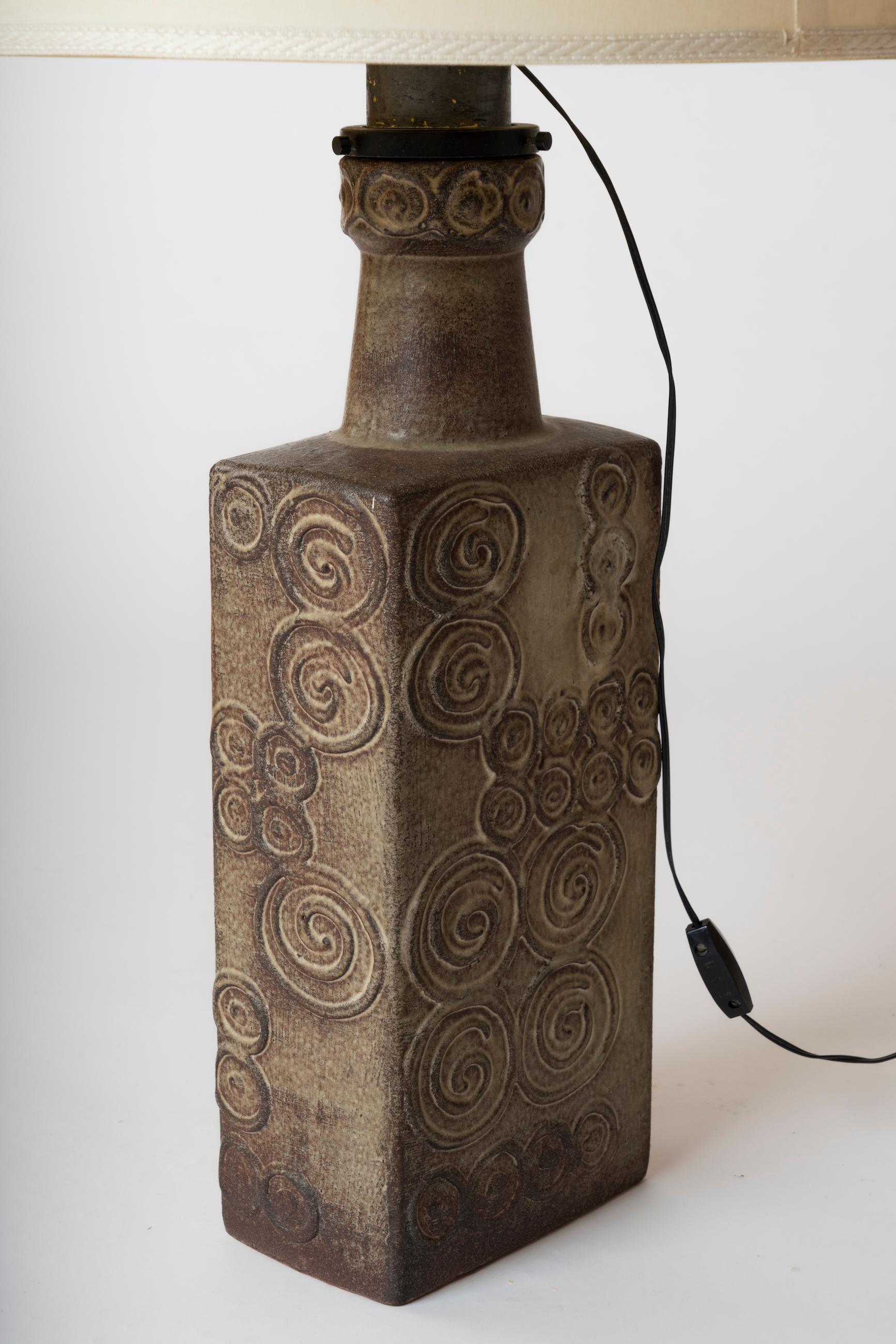 Tall Deep Grey Swirl-Shaped Patterns Terracotta Table Lamp - France 1970's For Sale 1
