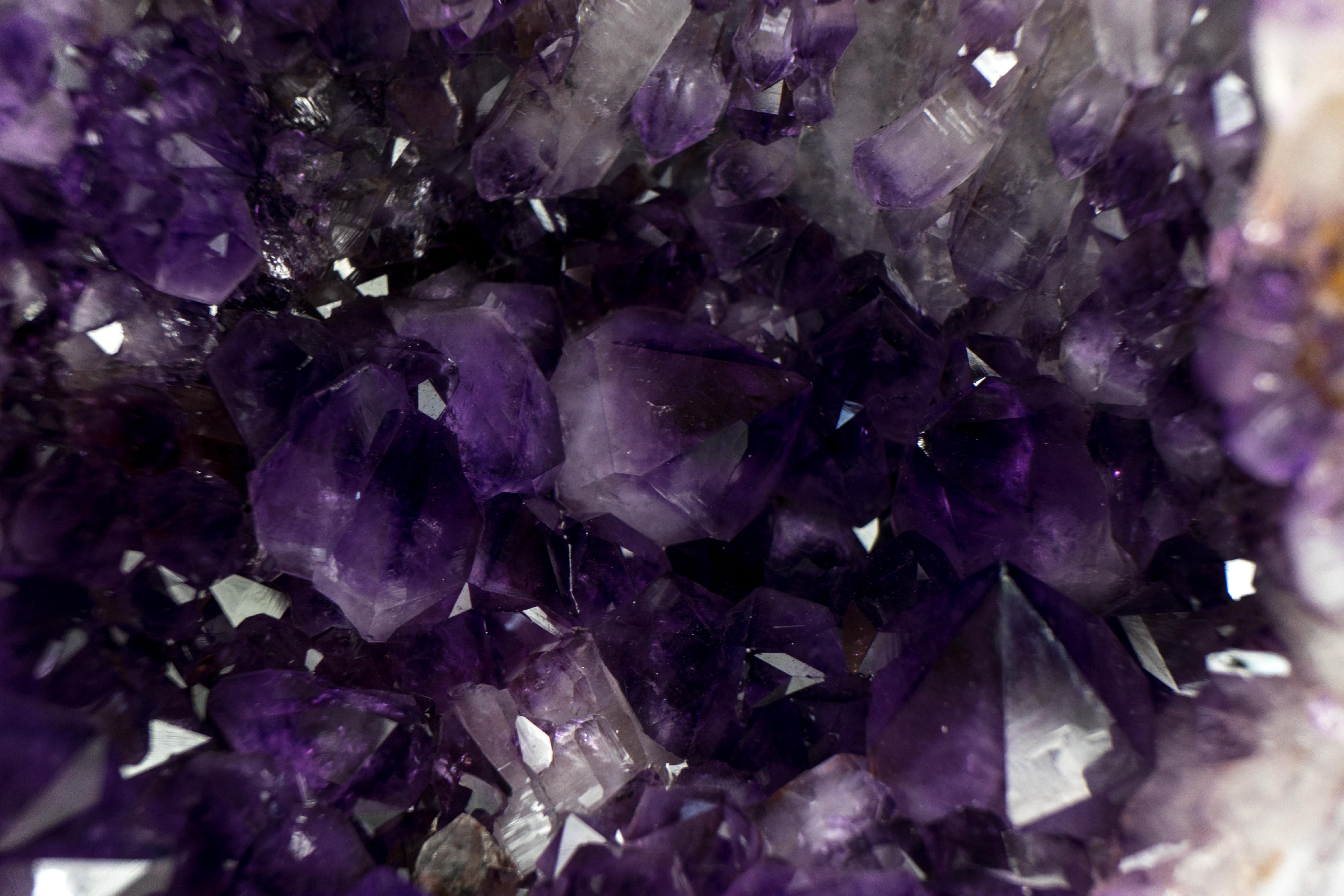 Grande cathédrale géométrique en cristal d'améthyste violet profond, avec améthyste rare  en vente 2