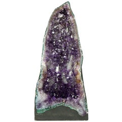 Geode di cristallo di ametista di colore viola intenso e alto, con rara formazione di druzy
