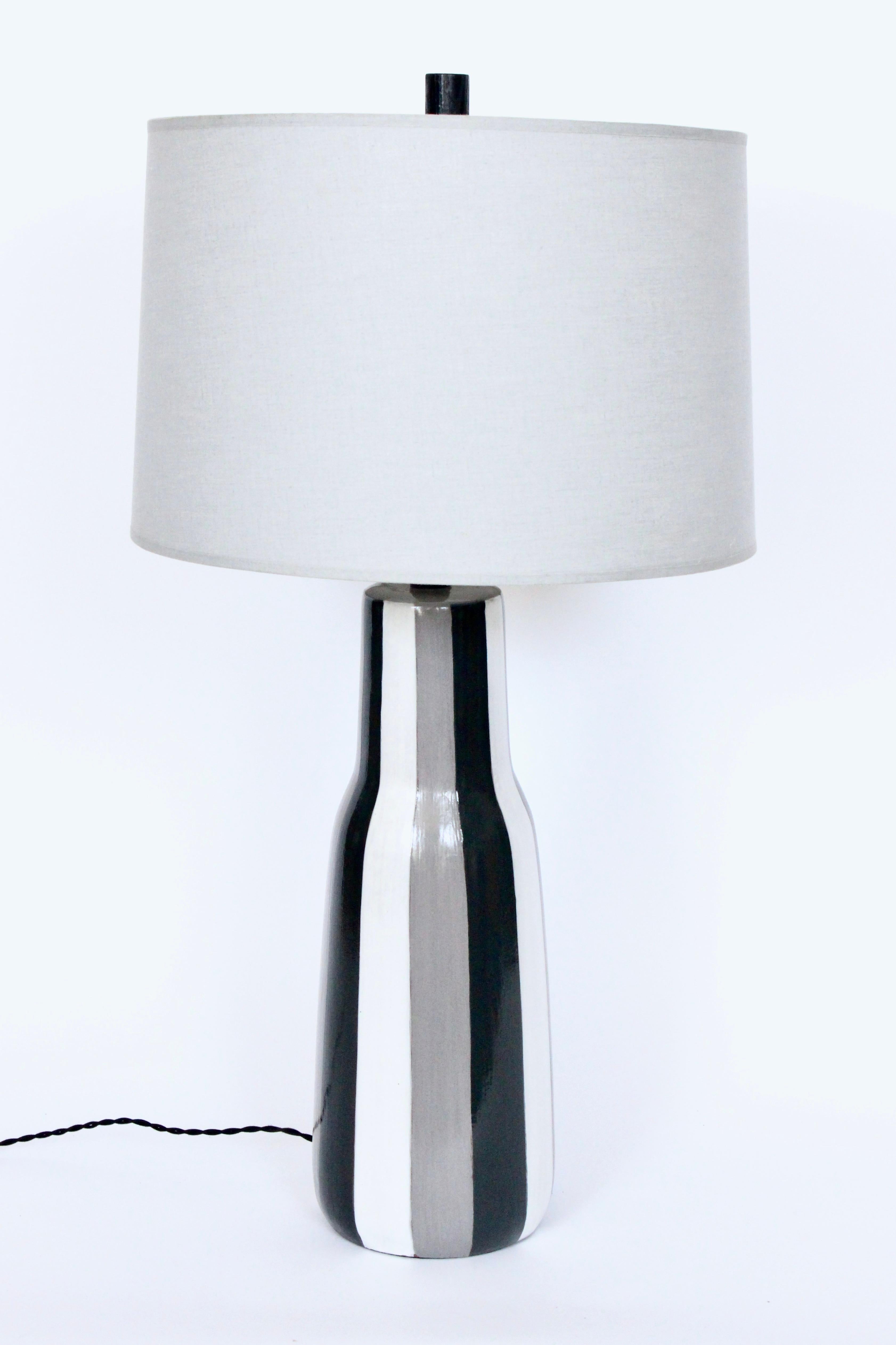 Tall Design-Technics Schwarz, Weiß & Grau Vertikale Streifen Keramik Tischlampe  (Glasiert) im Angebot
