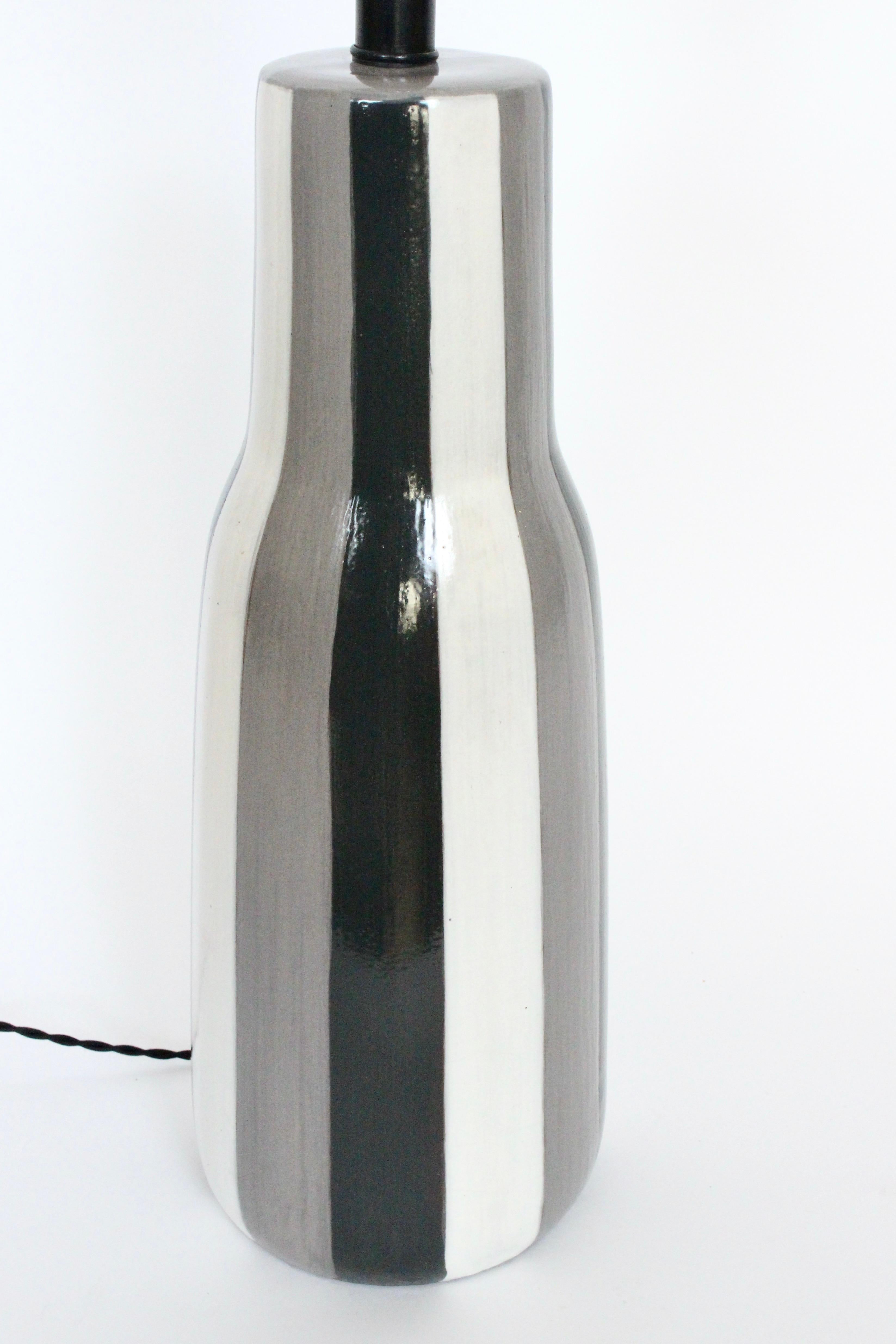 Tall Design-Technics Schwarz, Weiß & Grau Vertikale Streifen Keramik Tischlampe  (Mitte des 20. Jahrhunderts) im Angebot