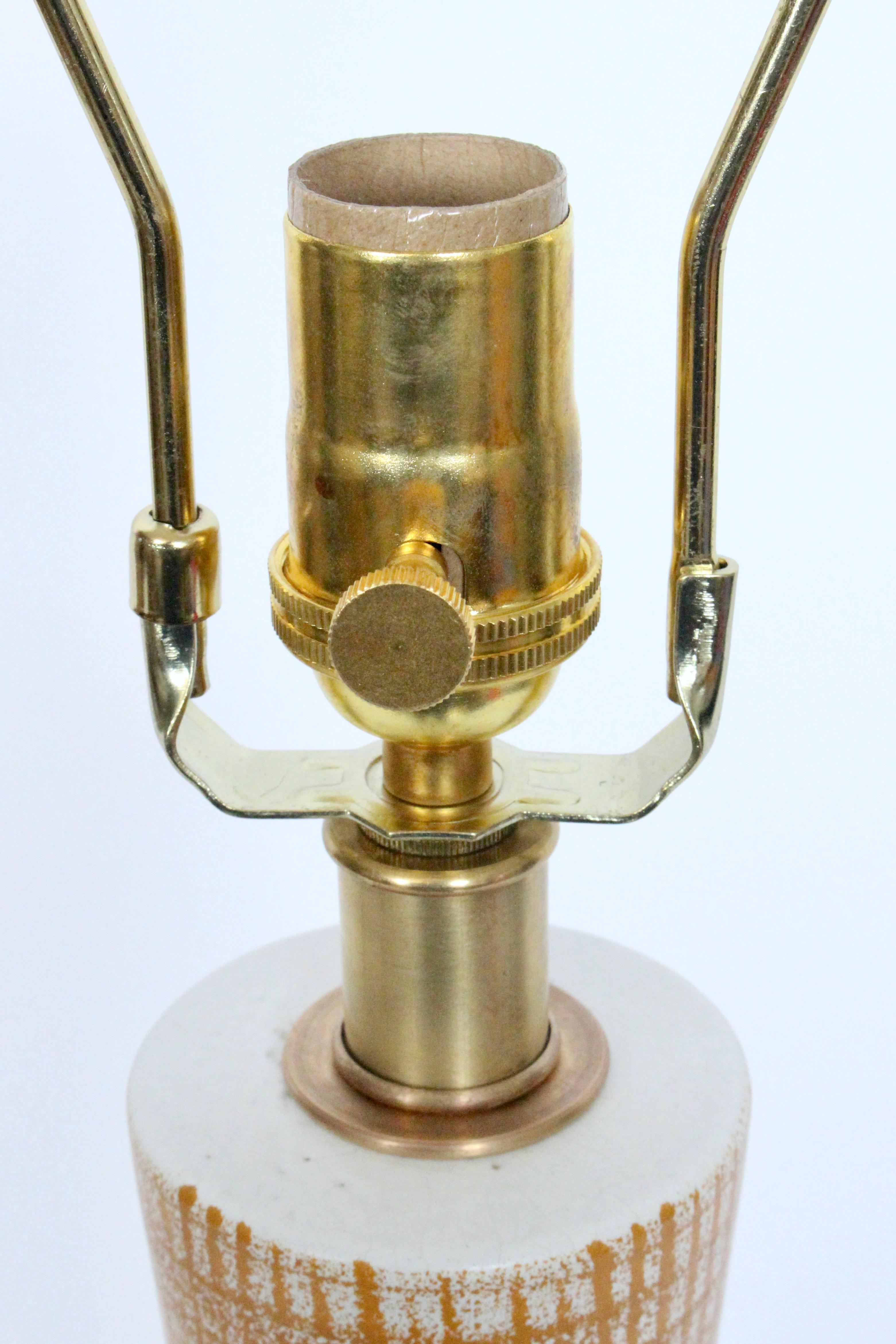 Tall Design Technics Pottery Weiße Tischlampe mit gewebtem Rostmuster, 1950er Jahre im Angebot 3