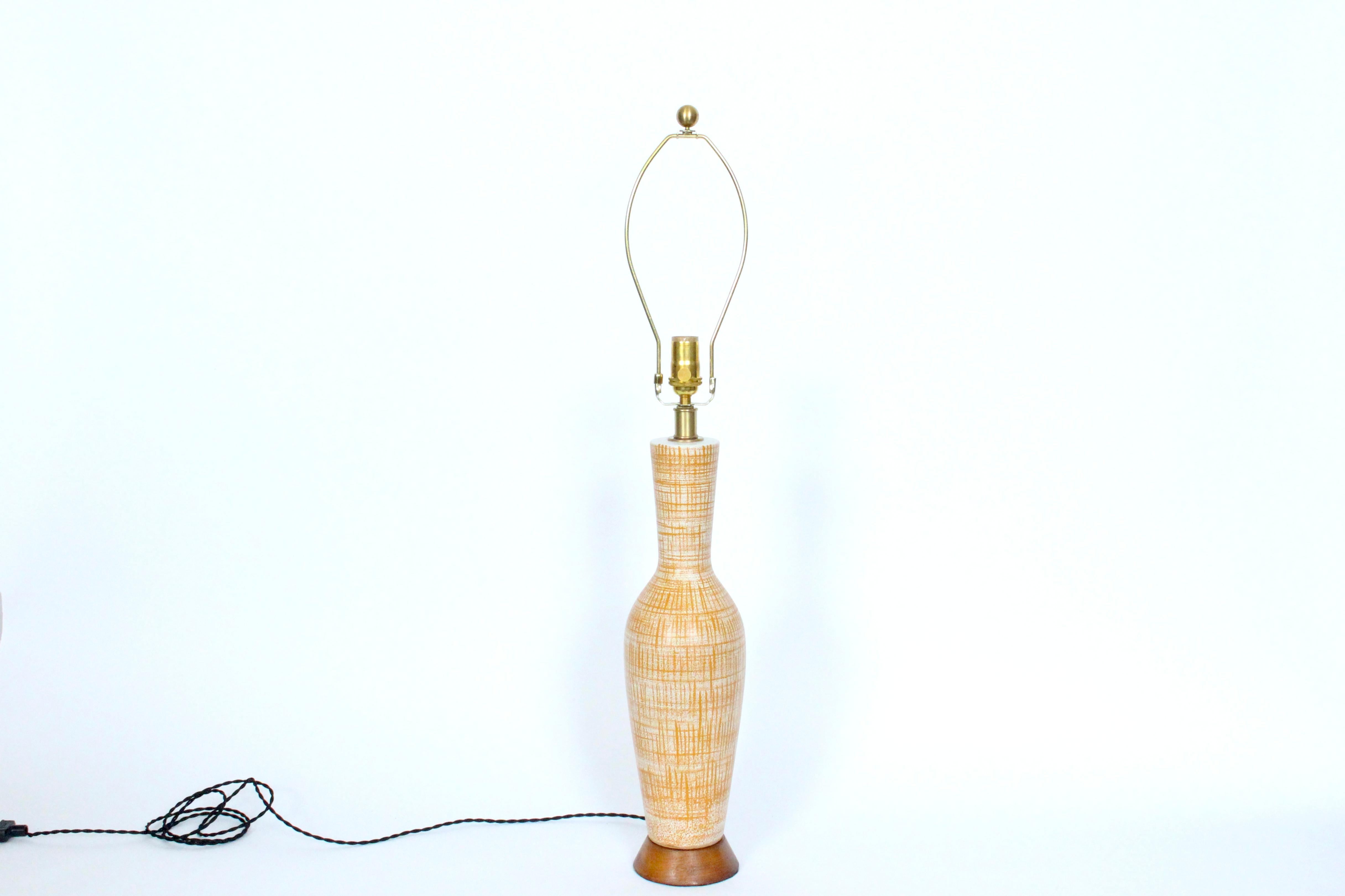 American Tall Design Technics Pottery White Table Lamp with Woven Rust Pattern, 1950's For Sale