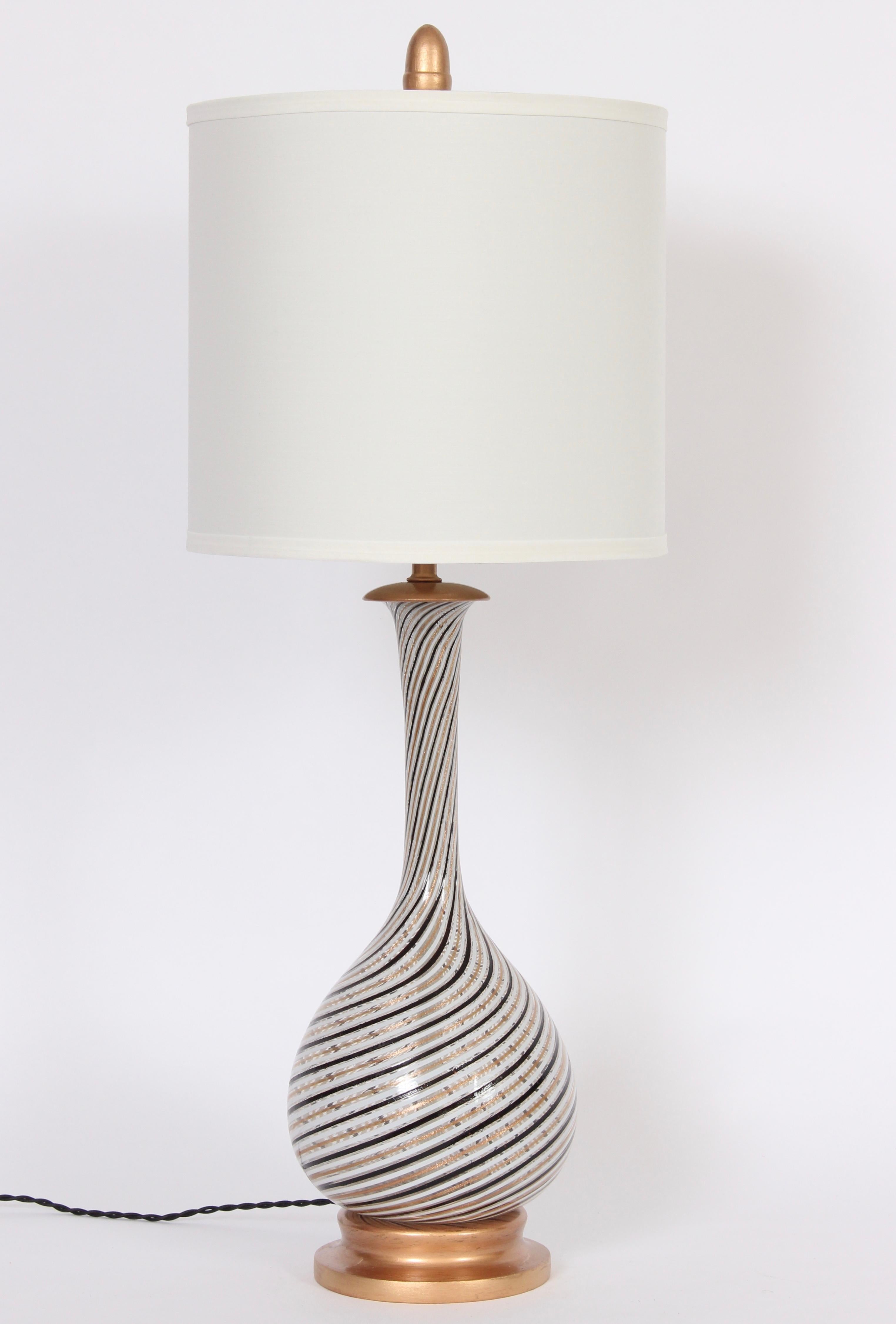 Substantielle lampe de table Dino Martens Aureliano Toso à spirale noire, blanche et cuivre. Une forme de gourde élancée, fabriquée à la main, en verre blanc avec une décoration à rayures diagonales noires et cuivrées. Accentué par le capuchon, la
