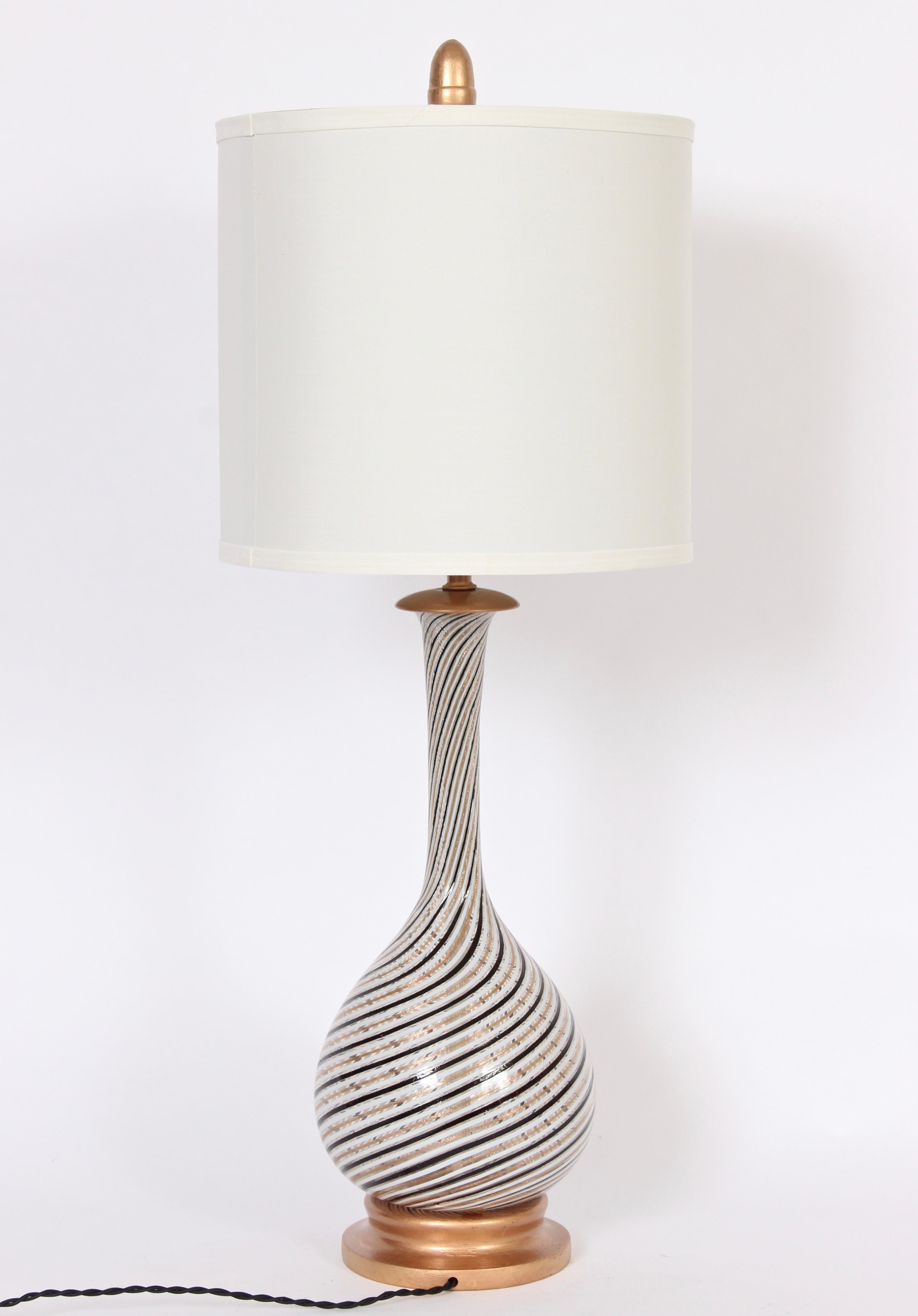 Mid-Century Modern Grande lampe de bureau en verre « Swirl » de Dino Martens Aureliano Toso noir, blanc et cuivre en vente