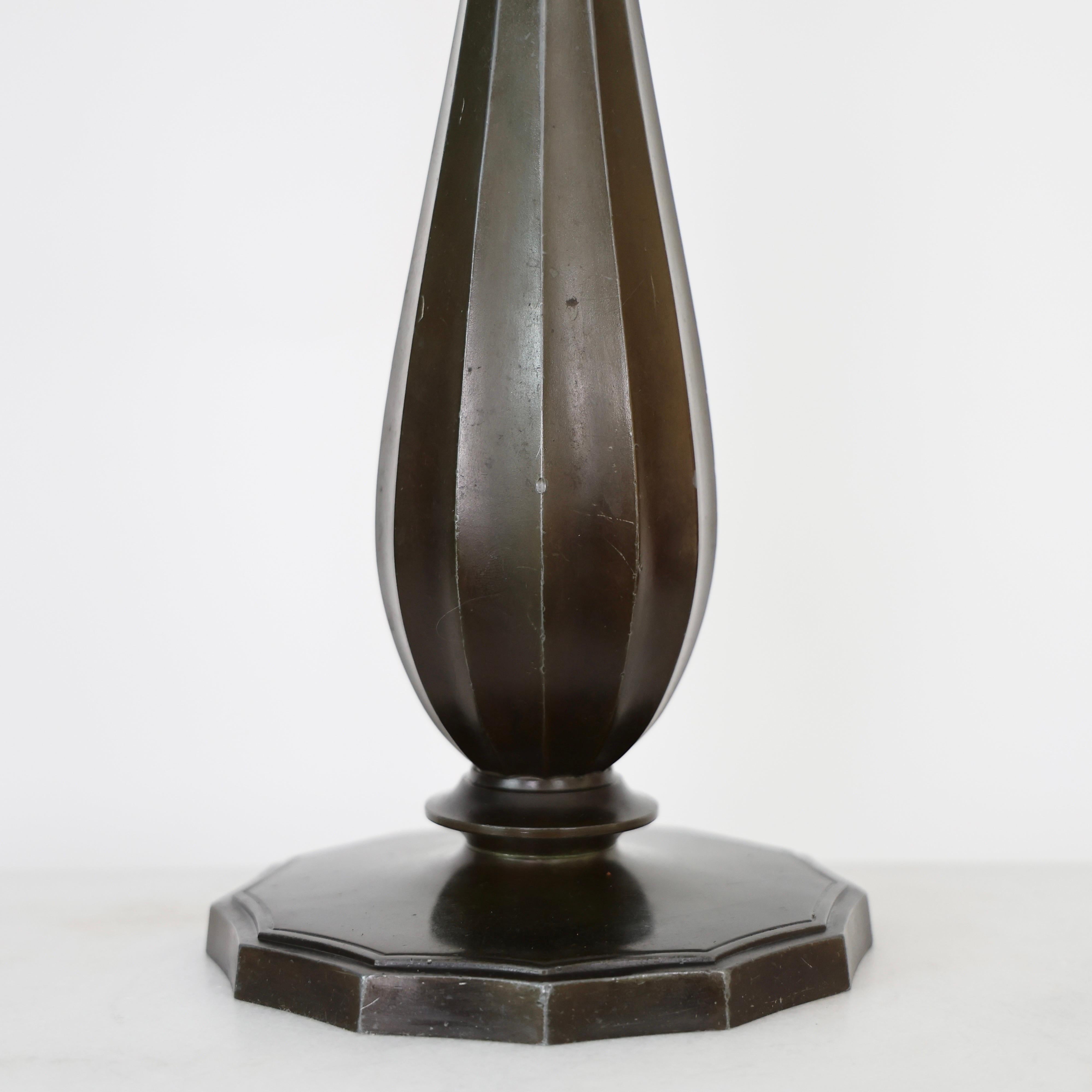 Grande lampe de table Diskometal par Just Andersen, années 1940, Danemark en vente 4
