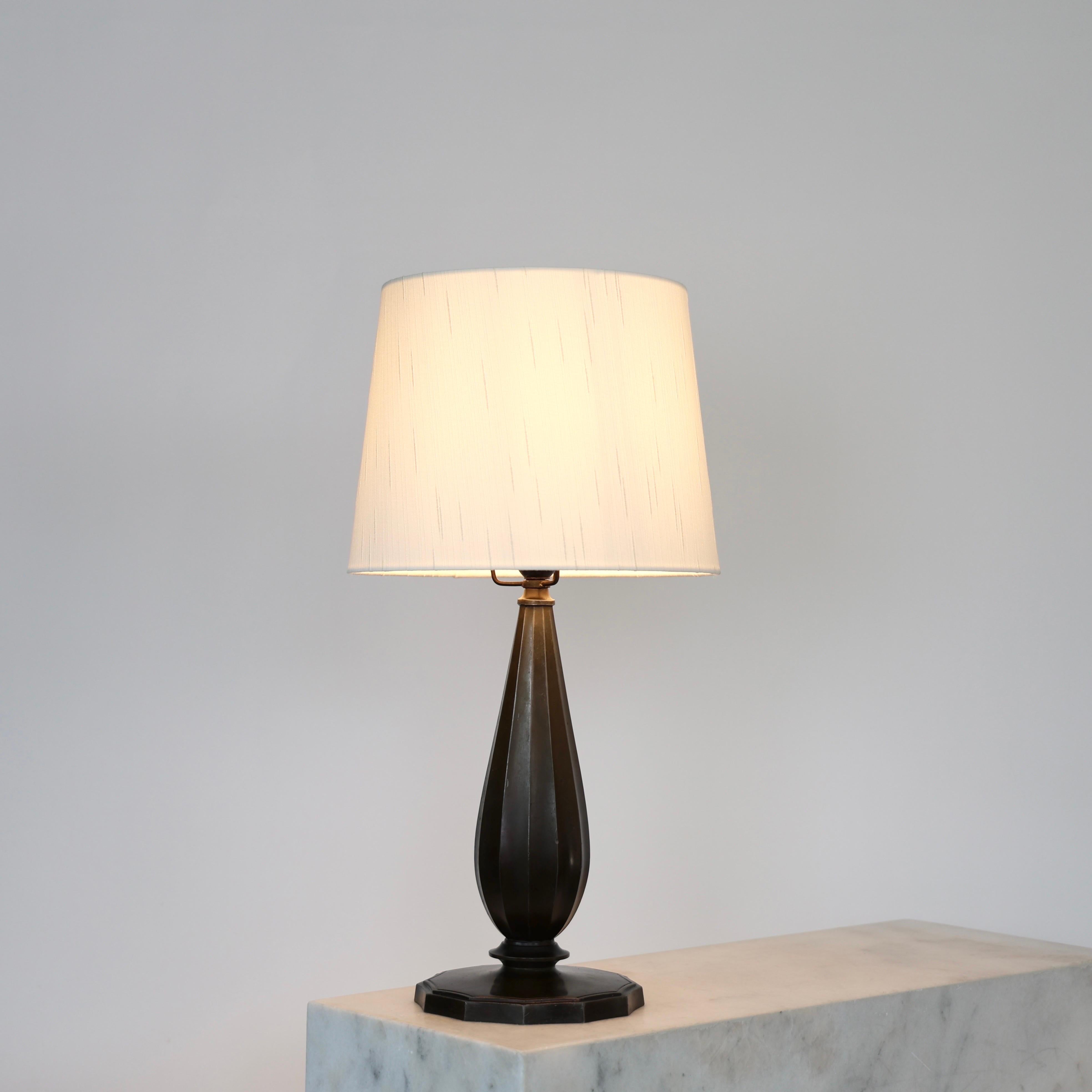 Grande lampe de table Diskometal par Just Andersen, années 1940, Danemark en vente 8