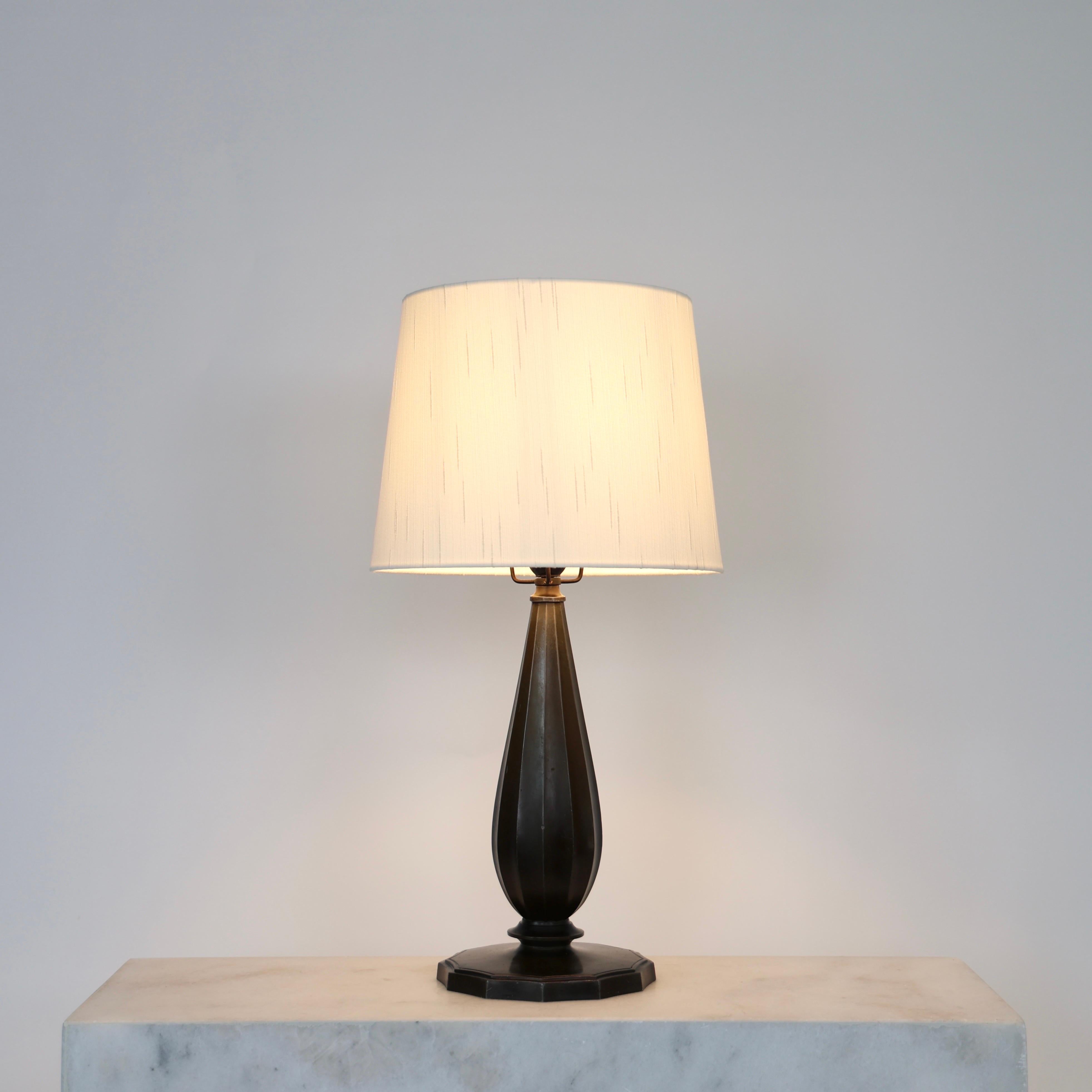 Danois Grande lampe de table Diskometal par Just Andersen, années 1940, Danemark en vente