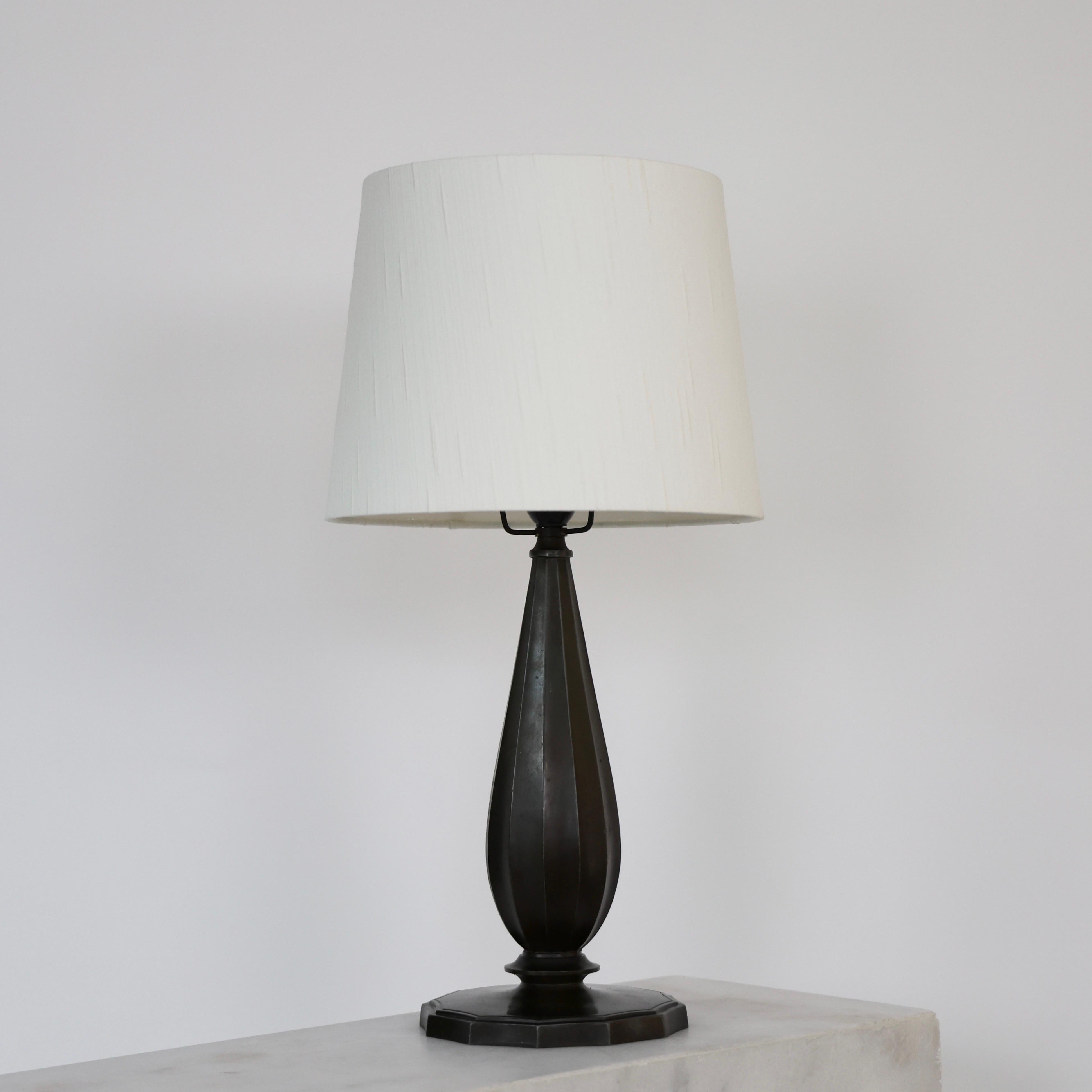 Grande lampe de table Diskometal par Just Andersen, années 1940, Danemark Bon état - En vente à Værløse, DK