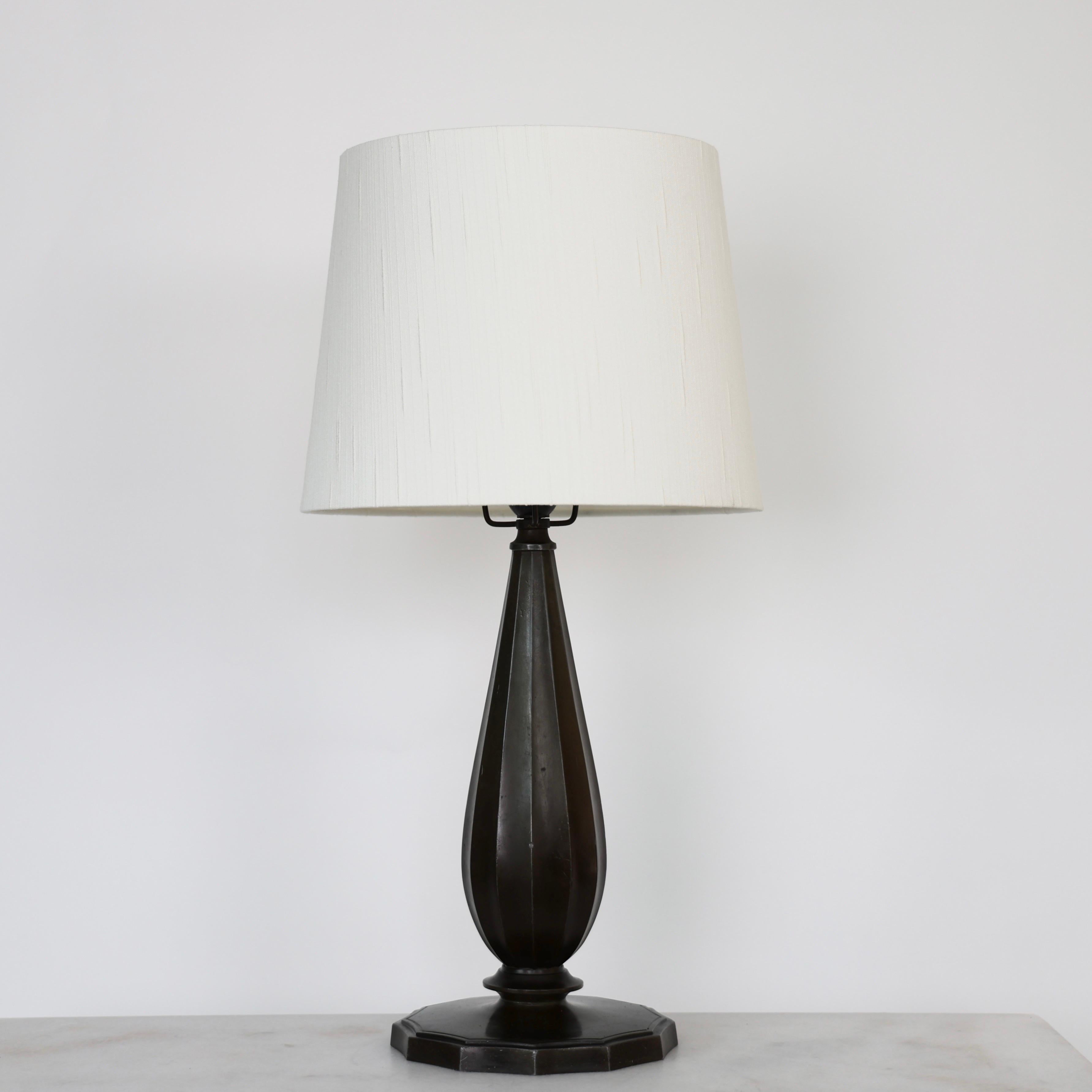 Milieu du XXe siècle Grande lampe de table Diskometal par Just Andersen, années 1940, Danemark en vente