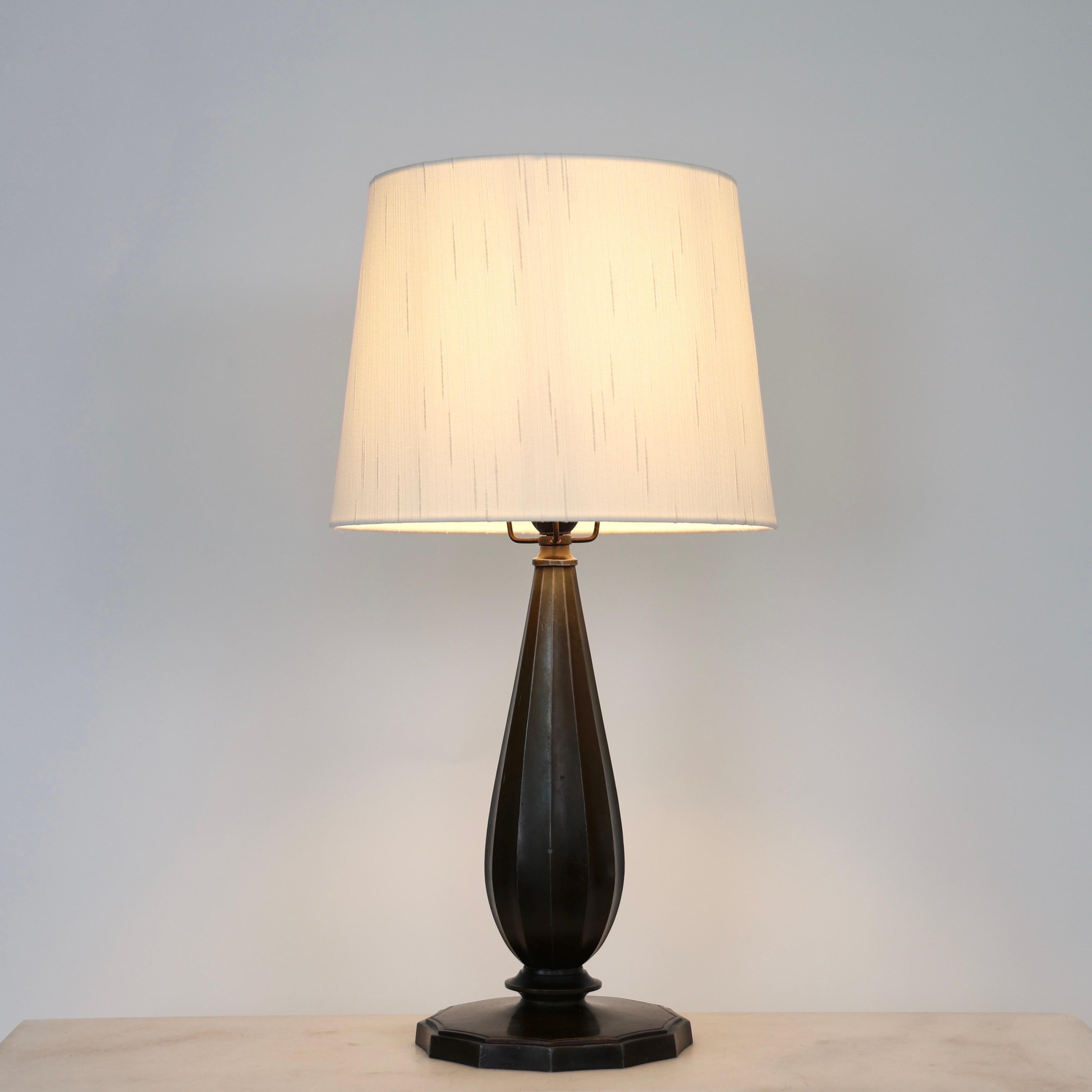 Métal Grande lampe de table Diskometal par Just Andersen, années 1940, Danemark en vente