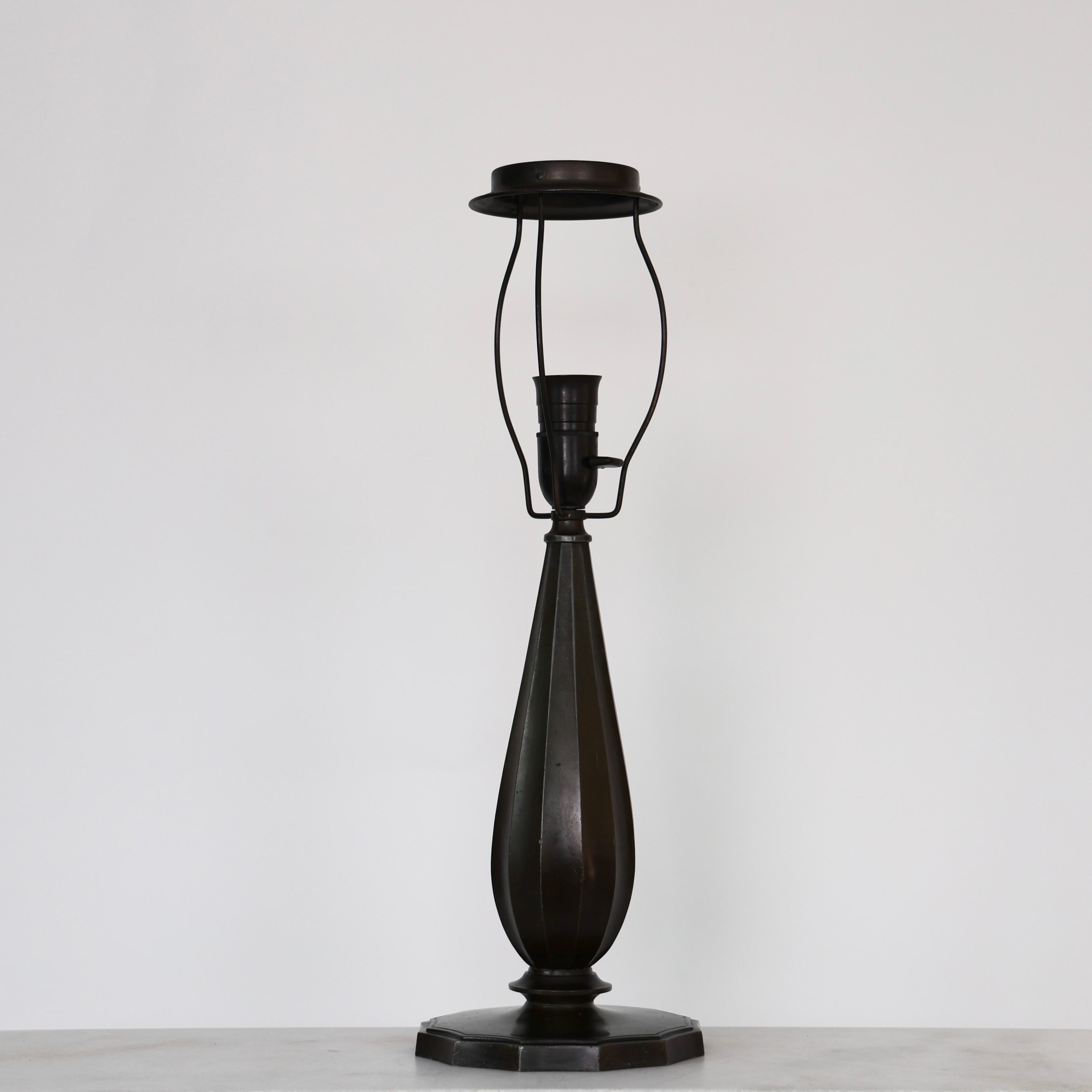 Grande lampe de table Diskometal par Just Andersen, années 1940, Danemark en vente 1