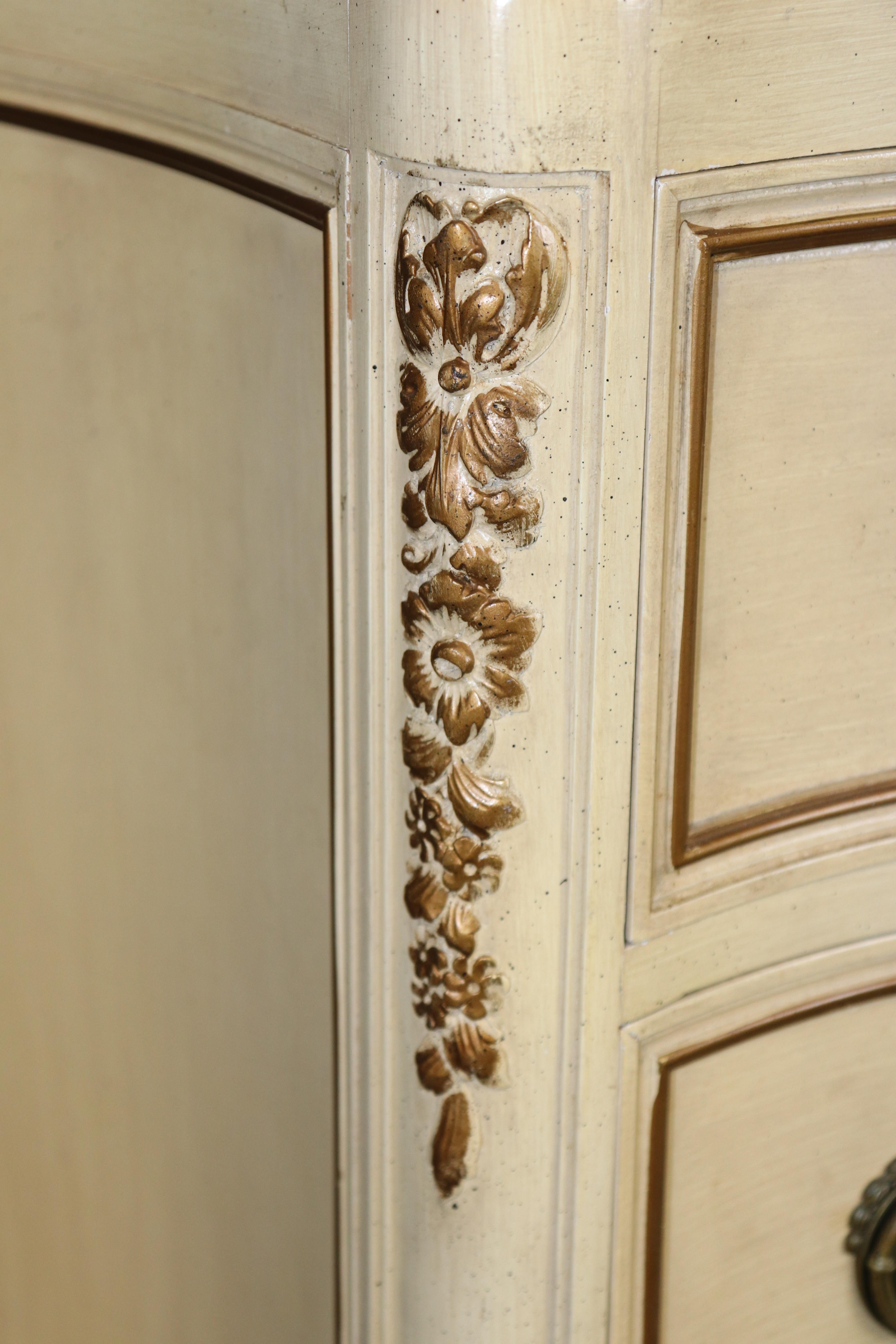 Cómoda alta estilo Luis XVI francesa decorada con pintura envejecida en venta 4