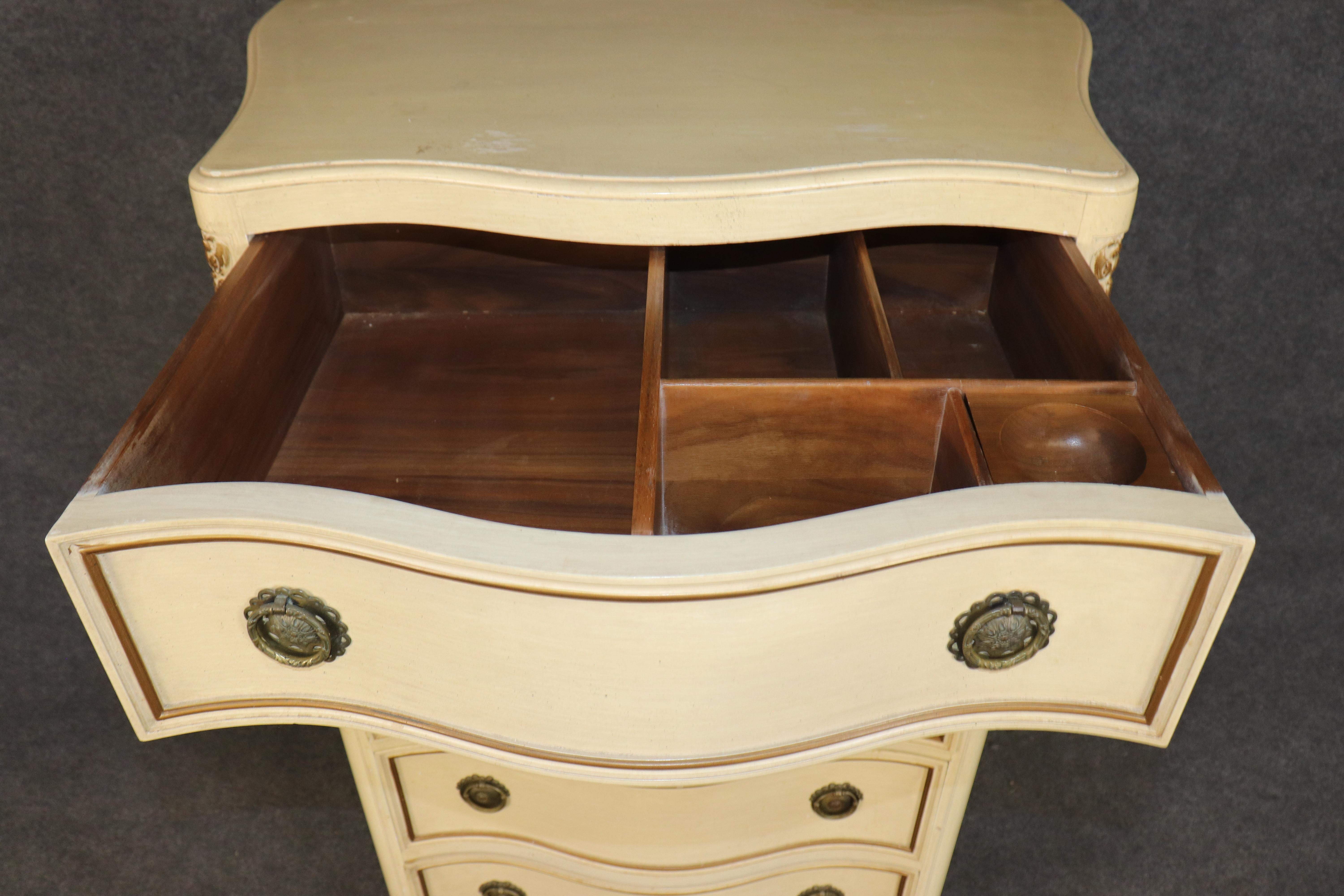 Cómoda alta estilo Luis XVI francesa decorada con pintura envejecida en venta 6