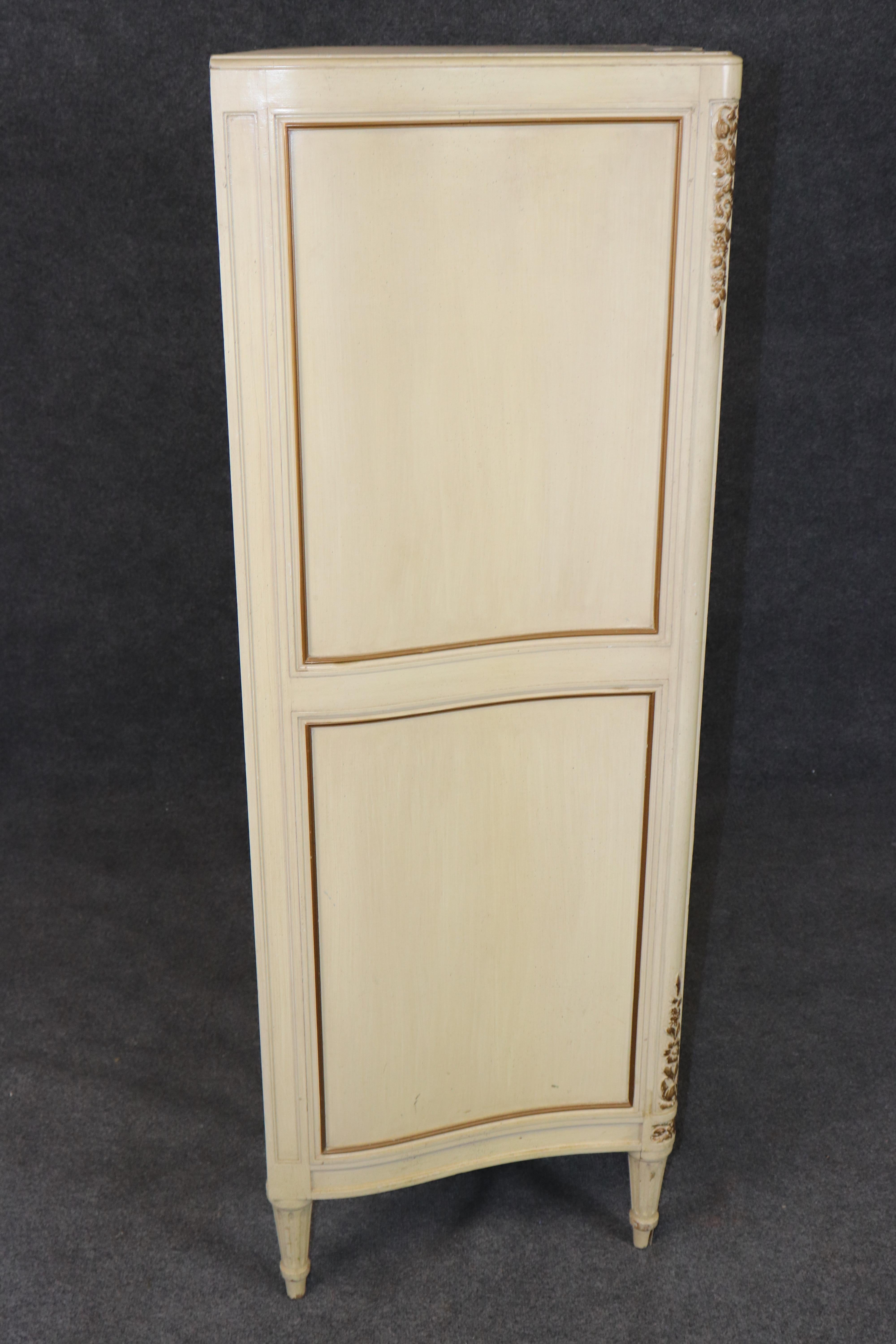 Cómoda alta estilo Luis XVI francesa decorada con pintura envejecida Estadounidense en venta