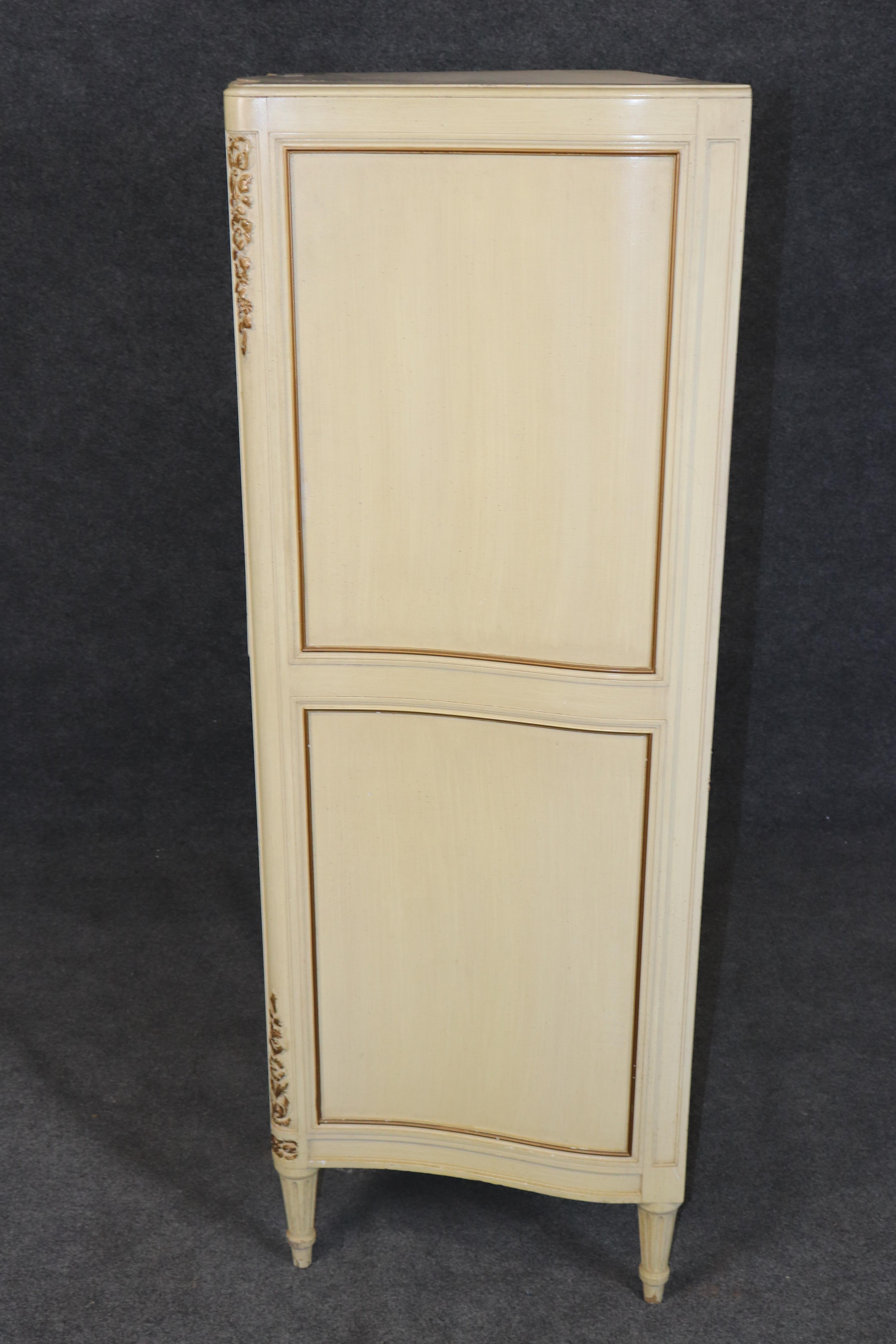 Cómoda alta estilo Luis XVI francesa decorada con pintura envejecida en Bastante bueno estado para la venta en Swedesboro, NJ
