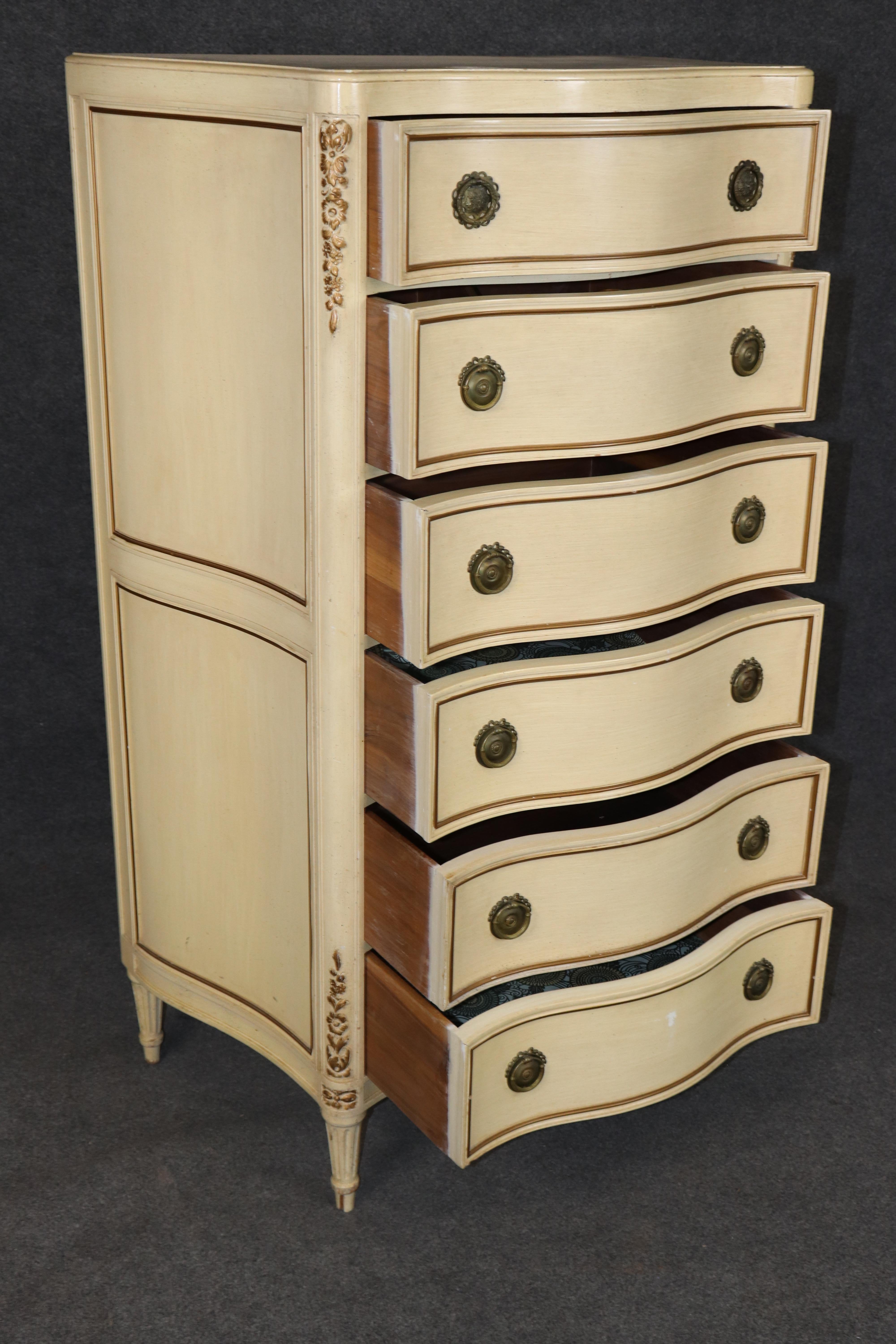 Cómoda alta estilo Luis XVI francesa decorada con pintura envejecida mediados del siglo XX en venta